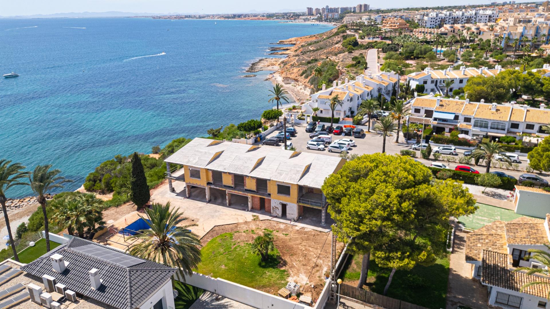 Rear garden and outdoor area on 1,501 m2 plot, Cabo Roig villa