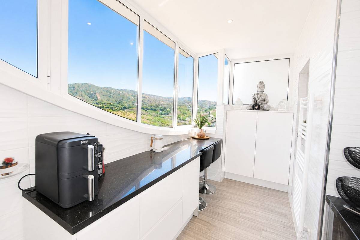 Main-floor bathroom in 3-bedroom penthouse, Elviria Hills, Marbella