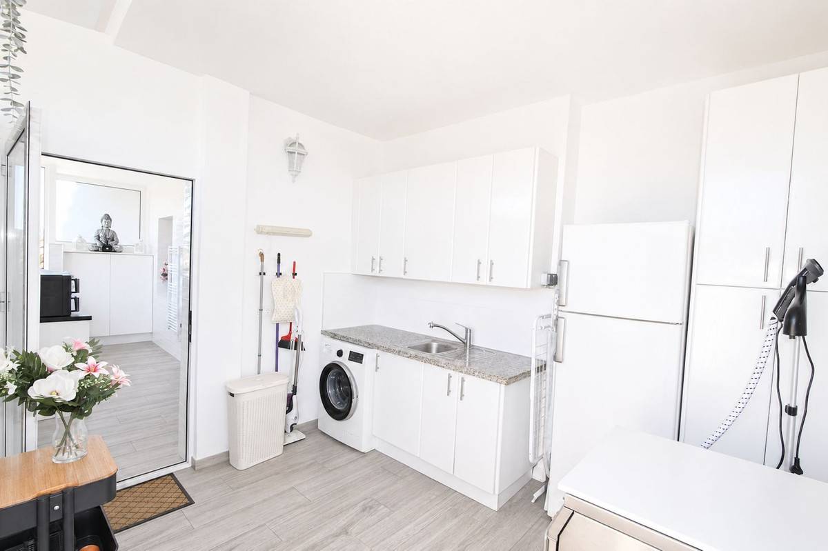 Master en-suite bathroom in corner duplex penthouse, Elviria Hills, Marbella
