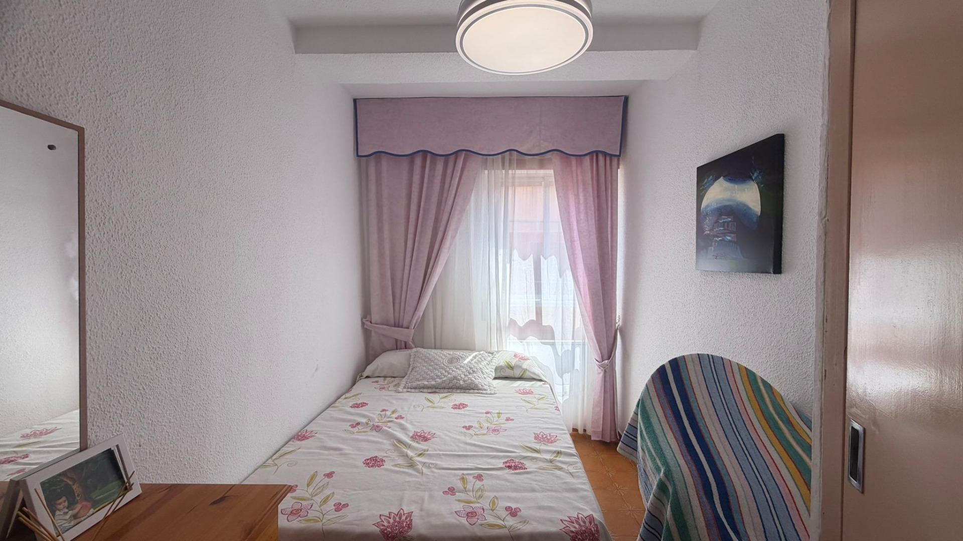 Built-in wardrobes in bedroom of 3-bedroom penthouse, Playa de los Locos, Torrevieja