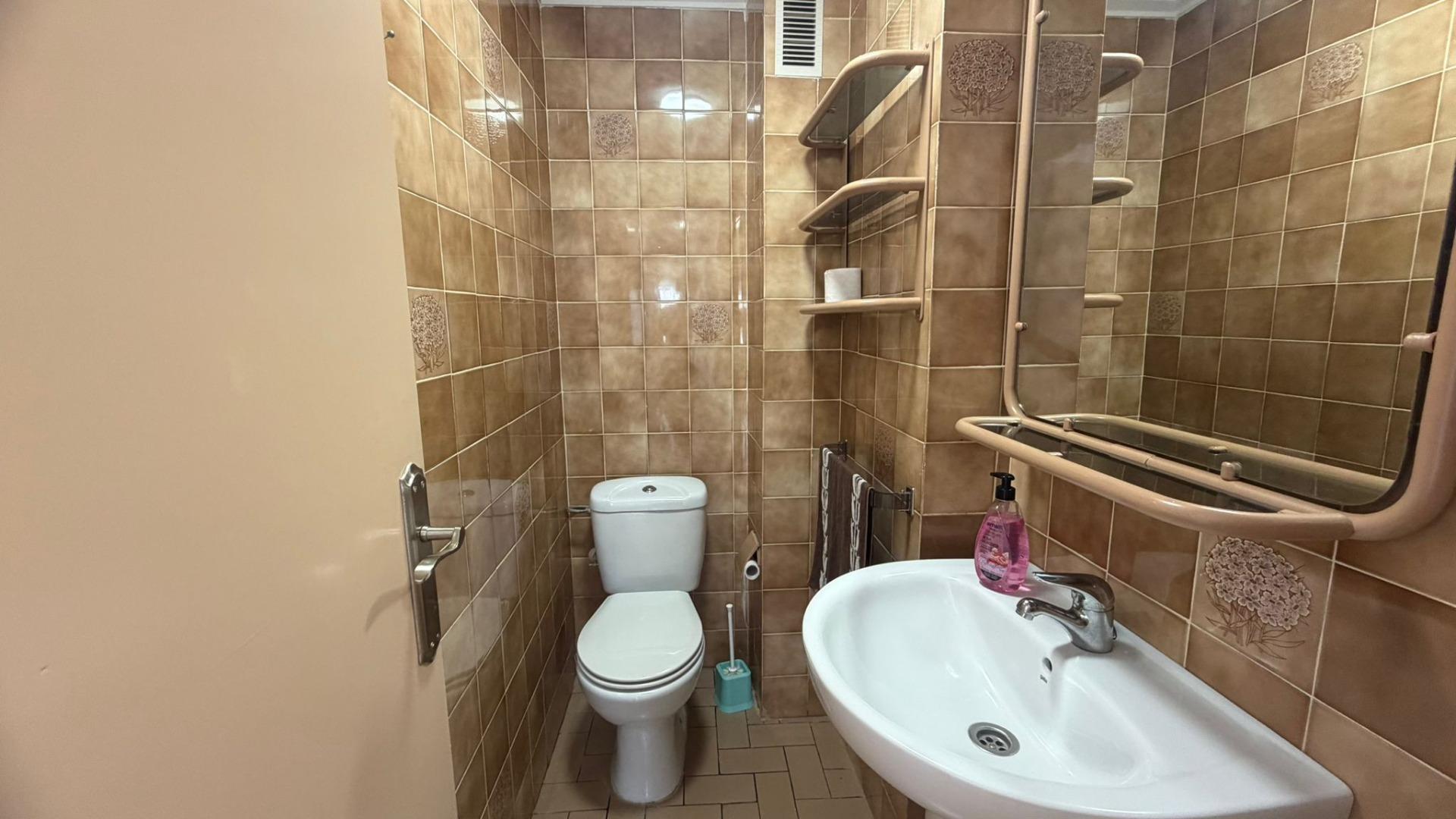 Separate kitchen with wall units in 3-bedroom penthouse, Playa de los Locos, Torrevieja