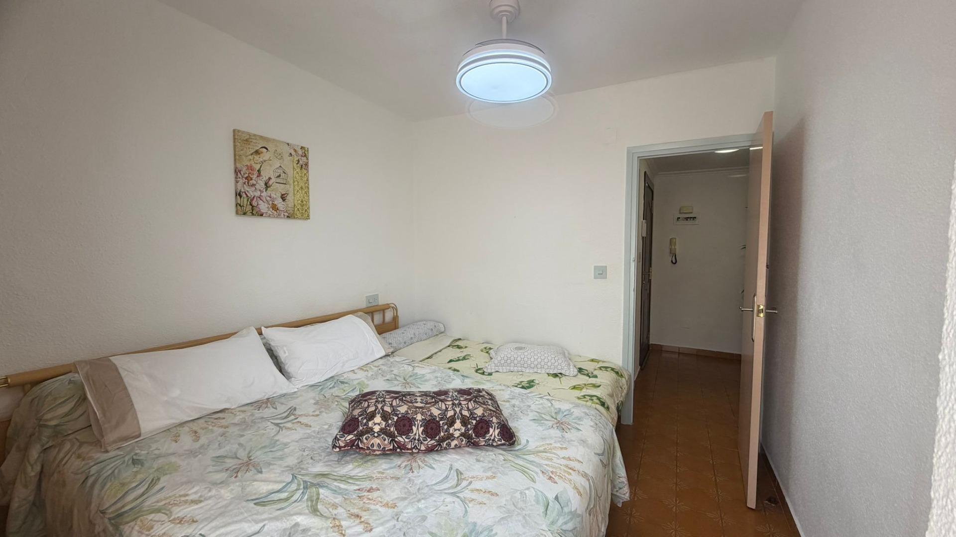 Bathroom with shower enclosure in penthouse, Playa de los Locos, Torrevieja