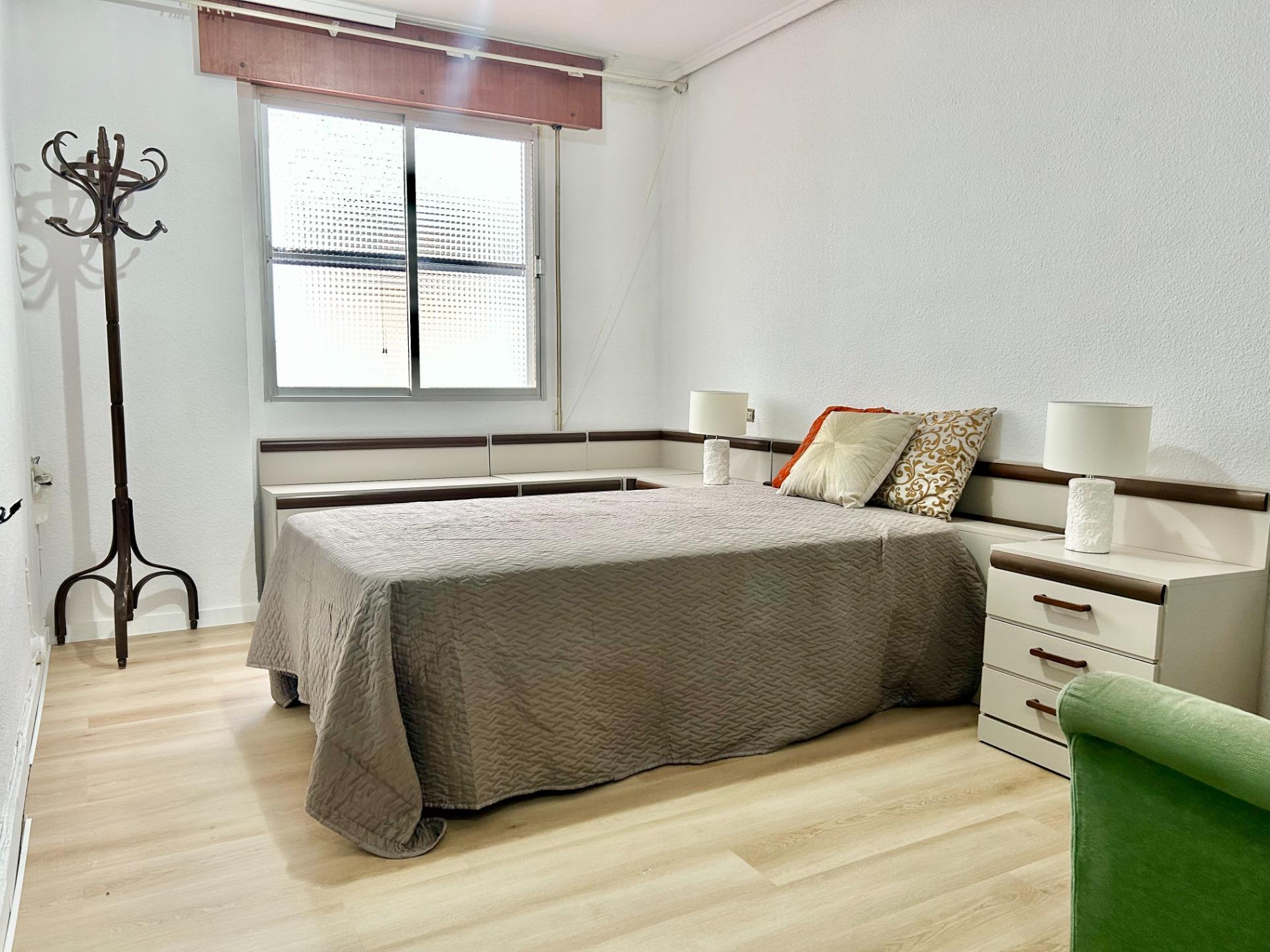 Hallway showing internal layout of 4-bedroom apartment on Paseo Marítimo, Torrevieja