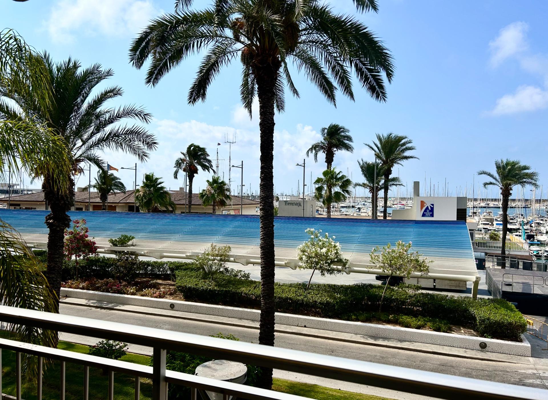 Living room in 4-bedroom apartment on Paseo Marítimo, Torrevieja, showing original condition