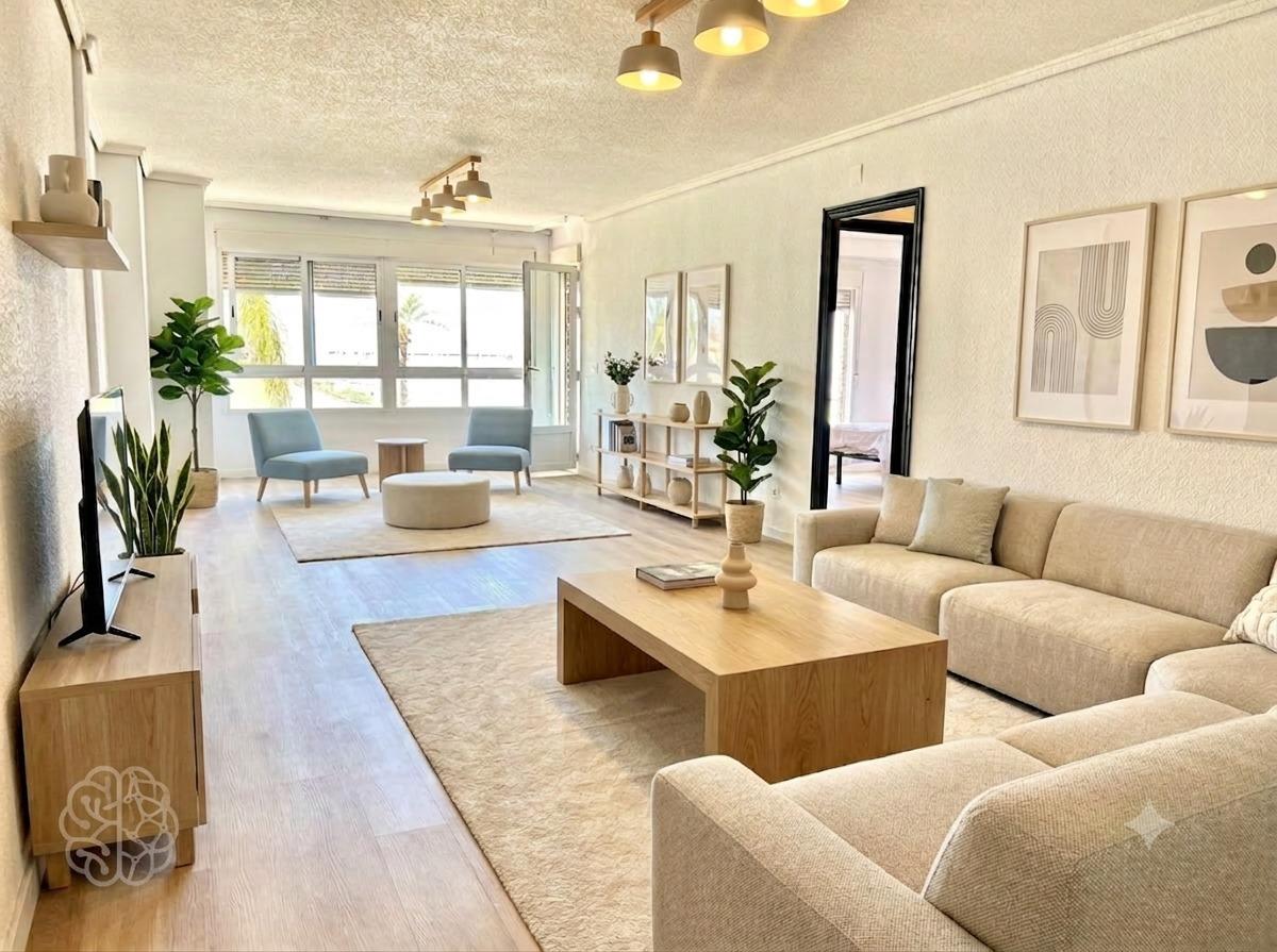 Dining area in 4-bedroom apartment on Paseo Marítimo, Torrevieja