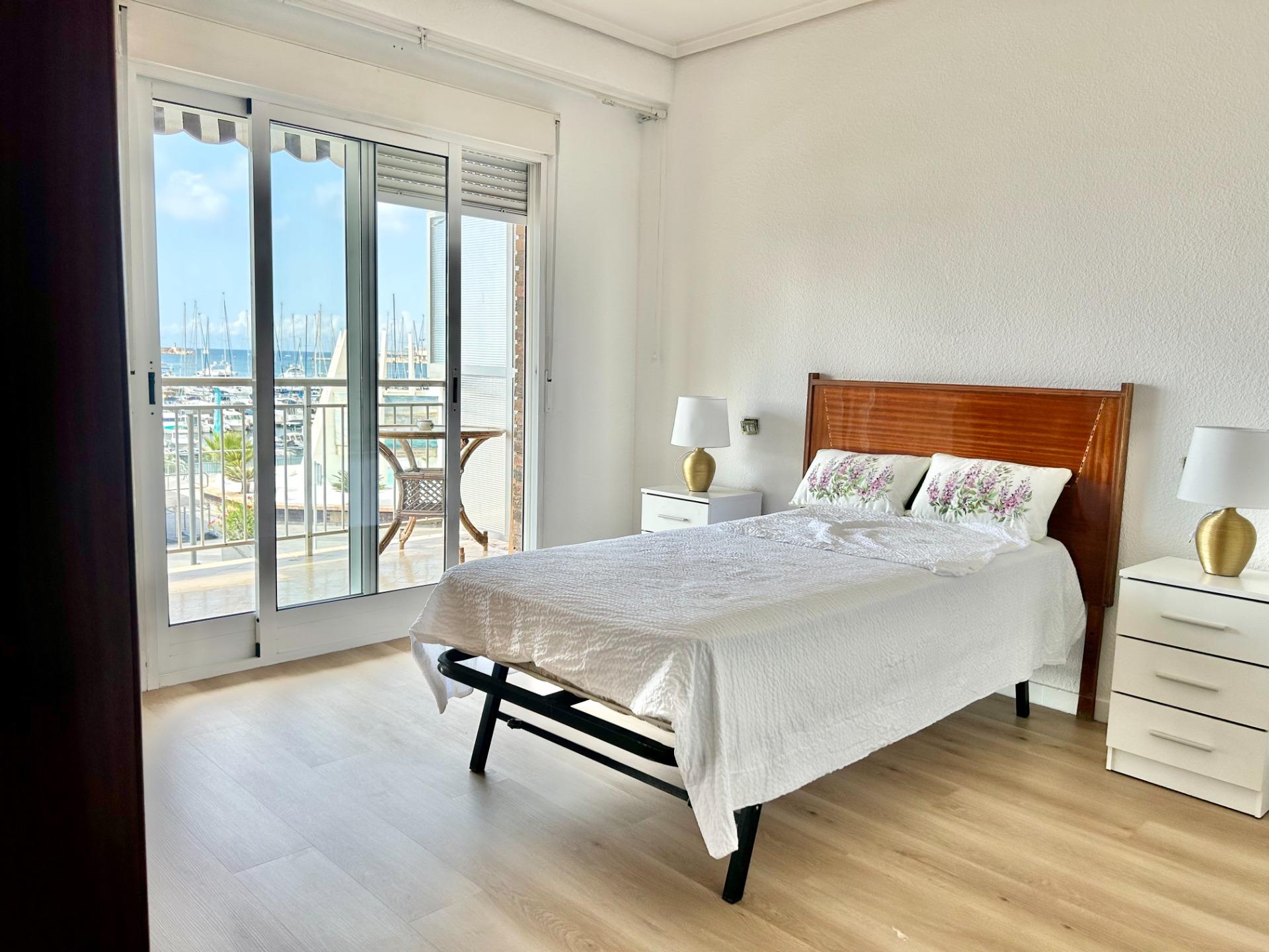 Bathroom with original fittings in 4-bedroom apartment on Paseo Marítimo, Torrevieja