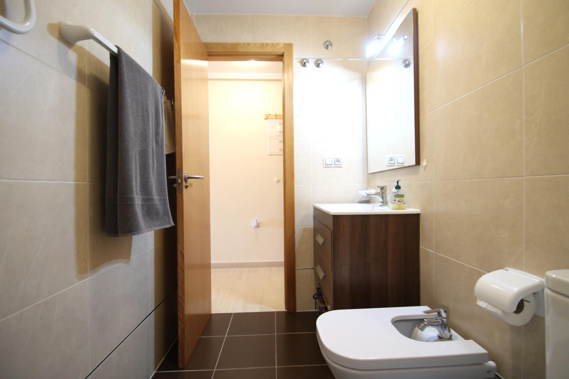 Bathroom with shower enclosure in 2-bedroom apartment, El Molino, Torrevieja