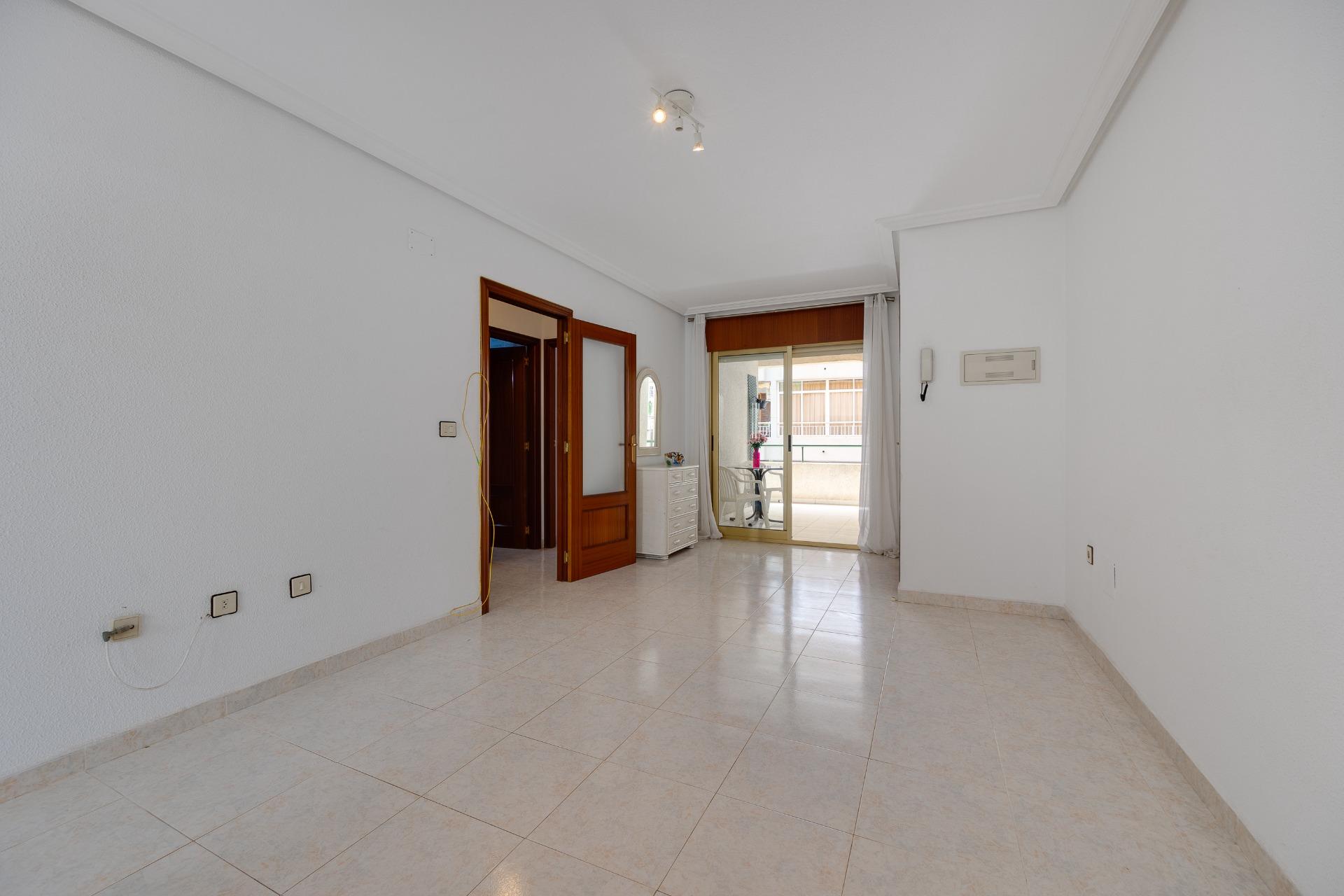 Bathroom fittings and tiles in first-floor apartment, Acequion, Torrevieja