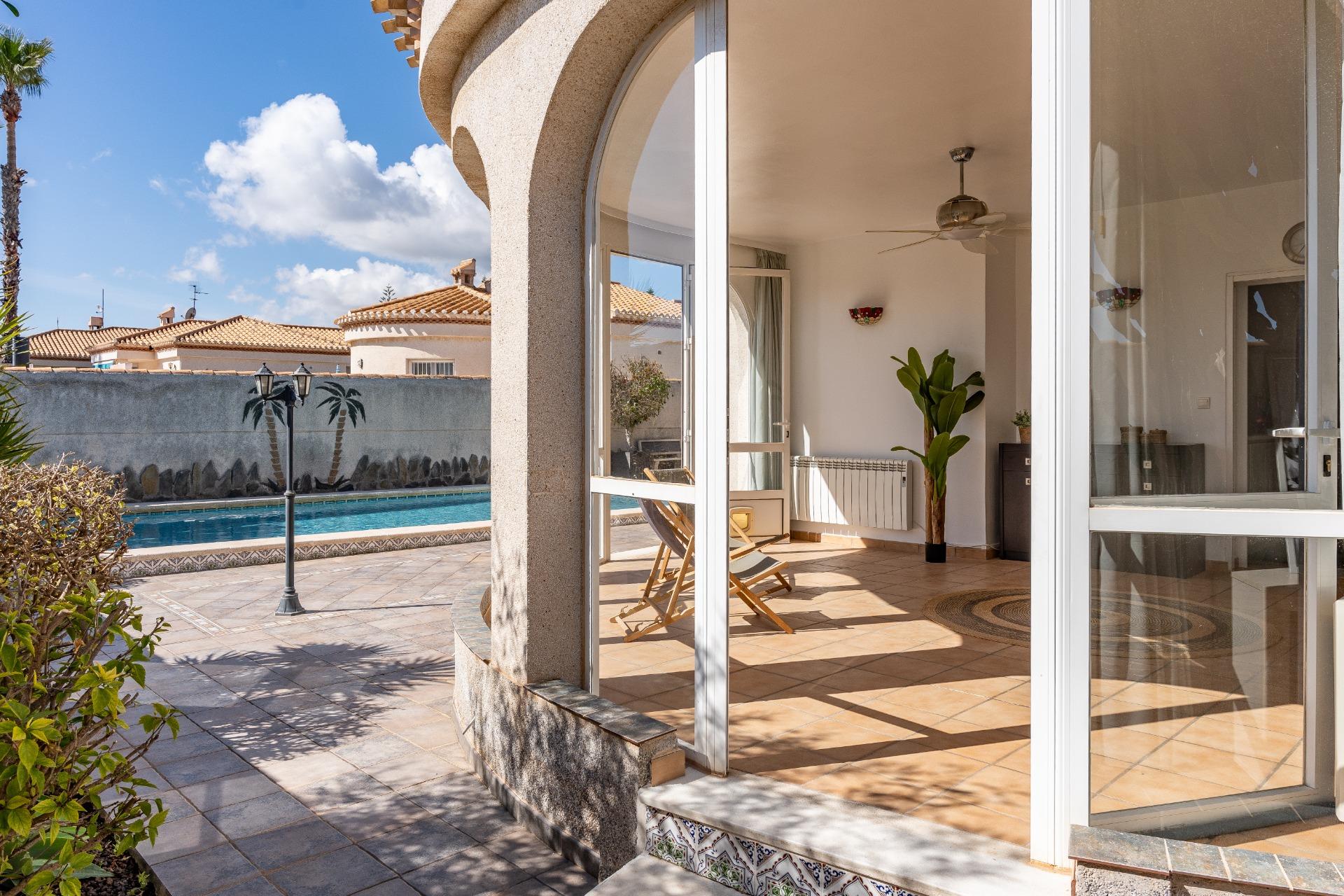 Jacuzzi beside private pool, 3-bedroom villa on 525m2 plot, Playa Flamenca