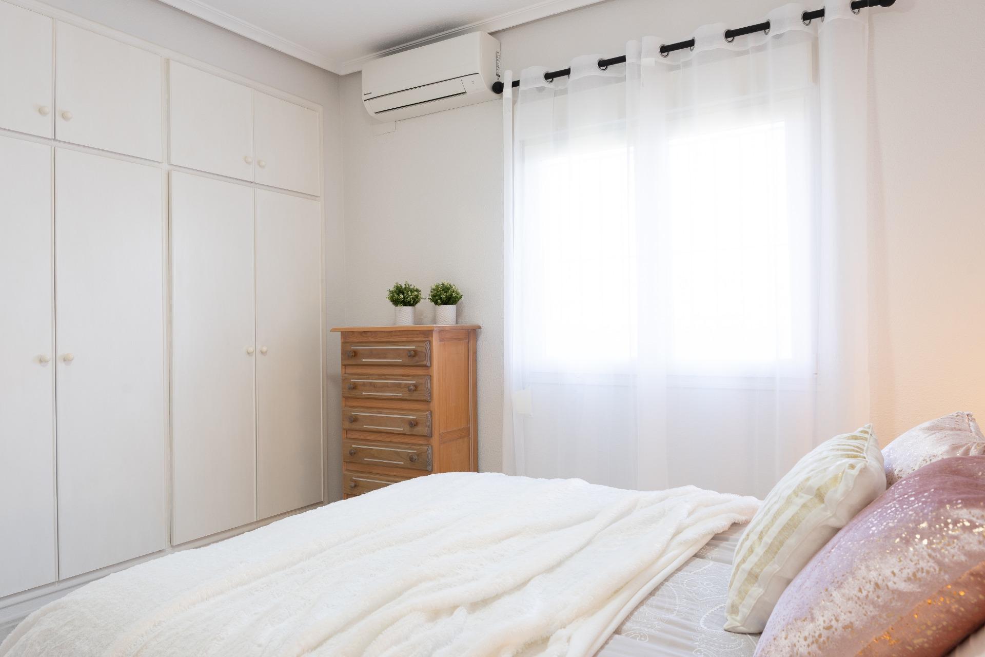 Bathroom with full suite and walk-in shower, villa in Playa Flamenca, Orihuela Costa