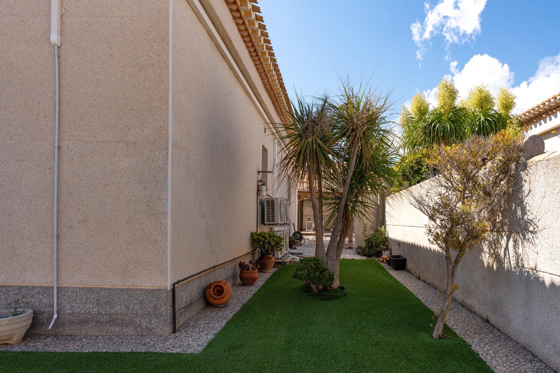 Artificial grass area beside pool, 525m2 plot, Playa Flamenca villa