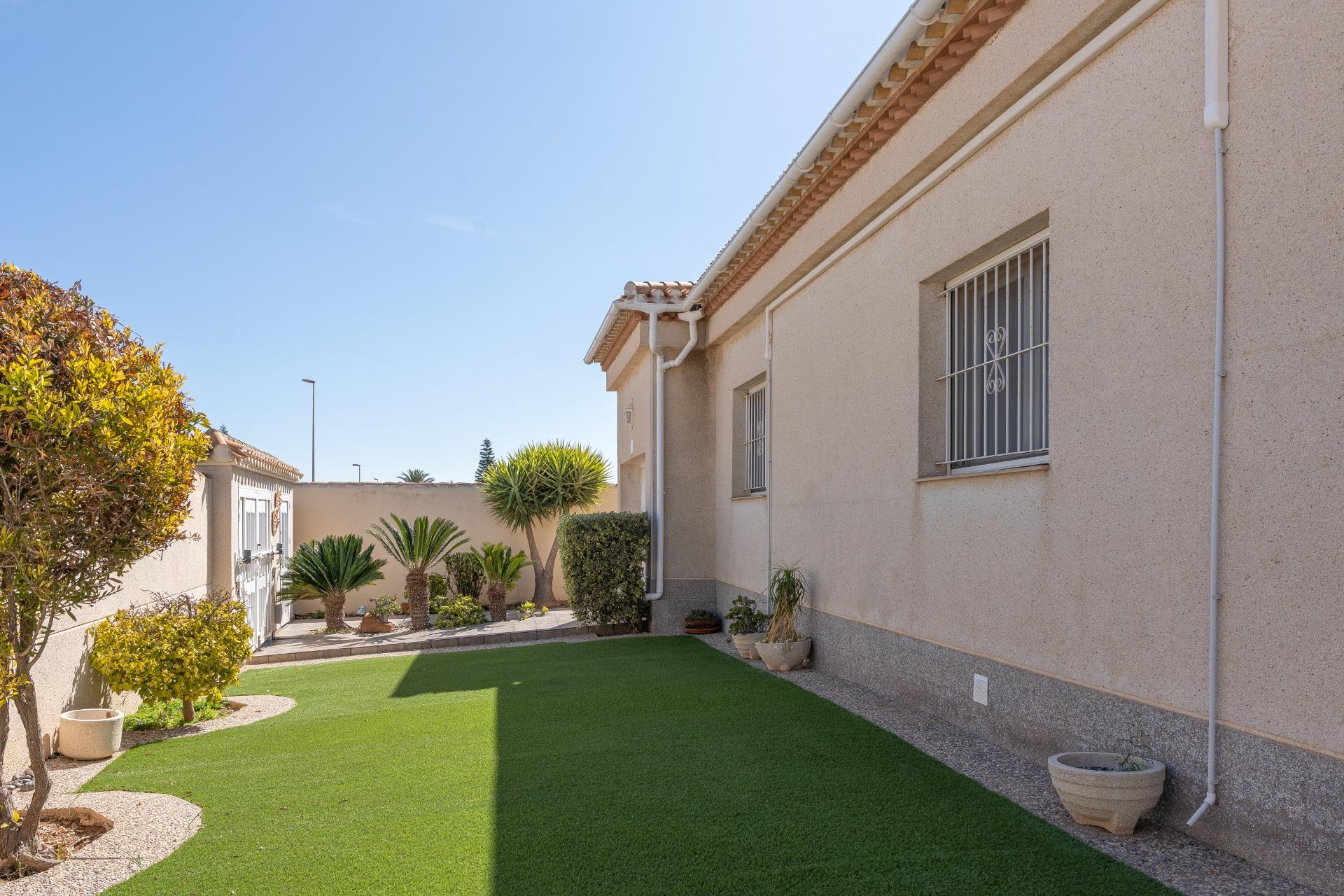 Bathroom fixtures in master en-suite, 3-bedroom villa, Playa Flamenca