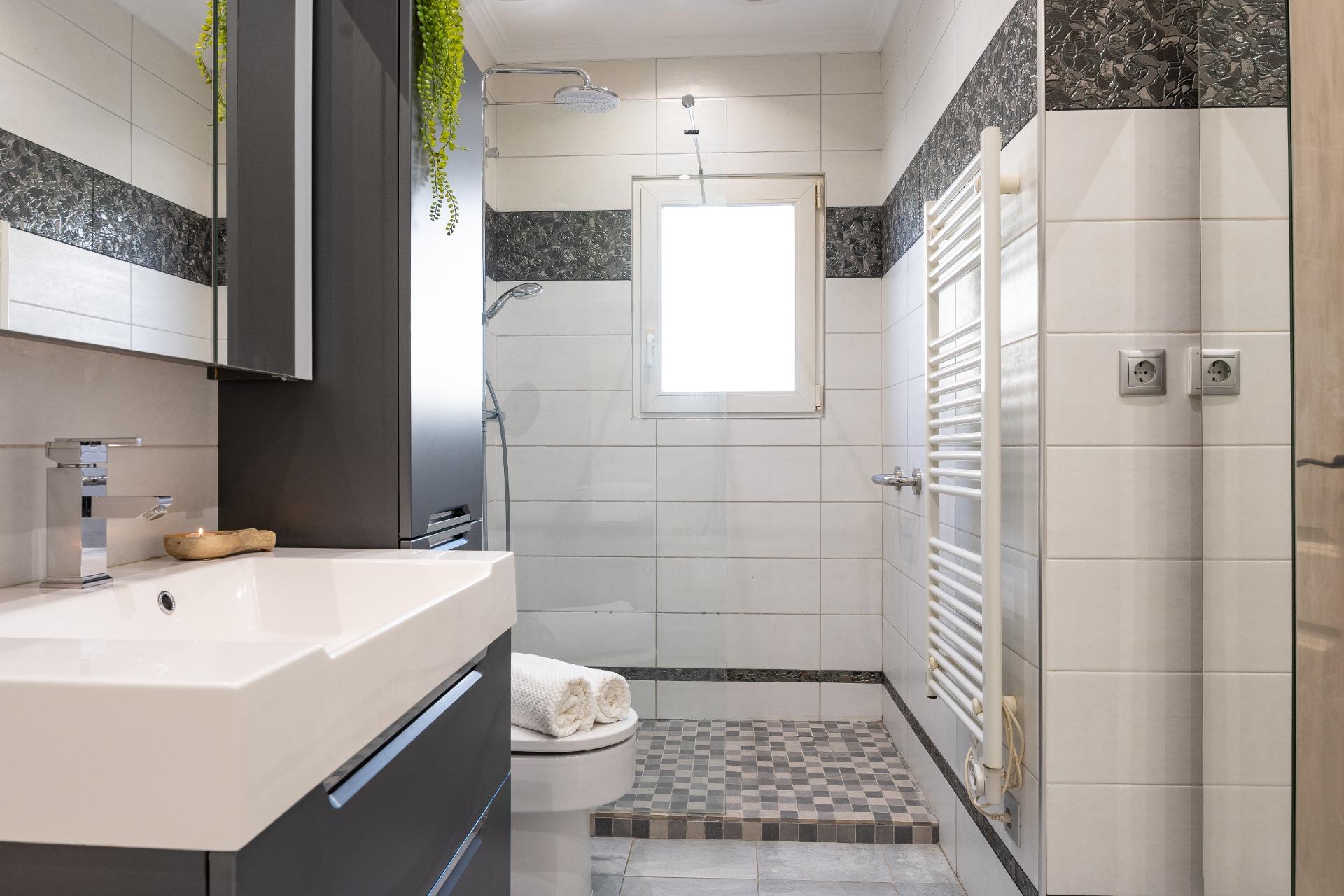 Master bedroom with built-in wardrobes, single-storey villa, Playa Flamenca