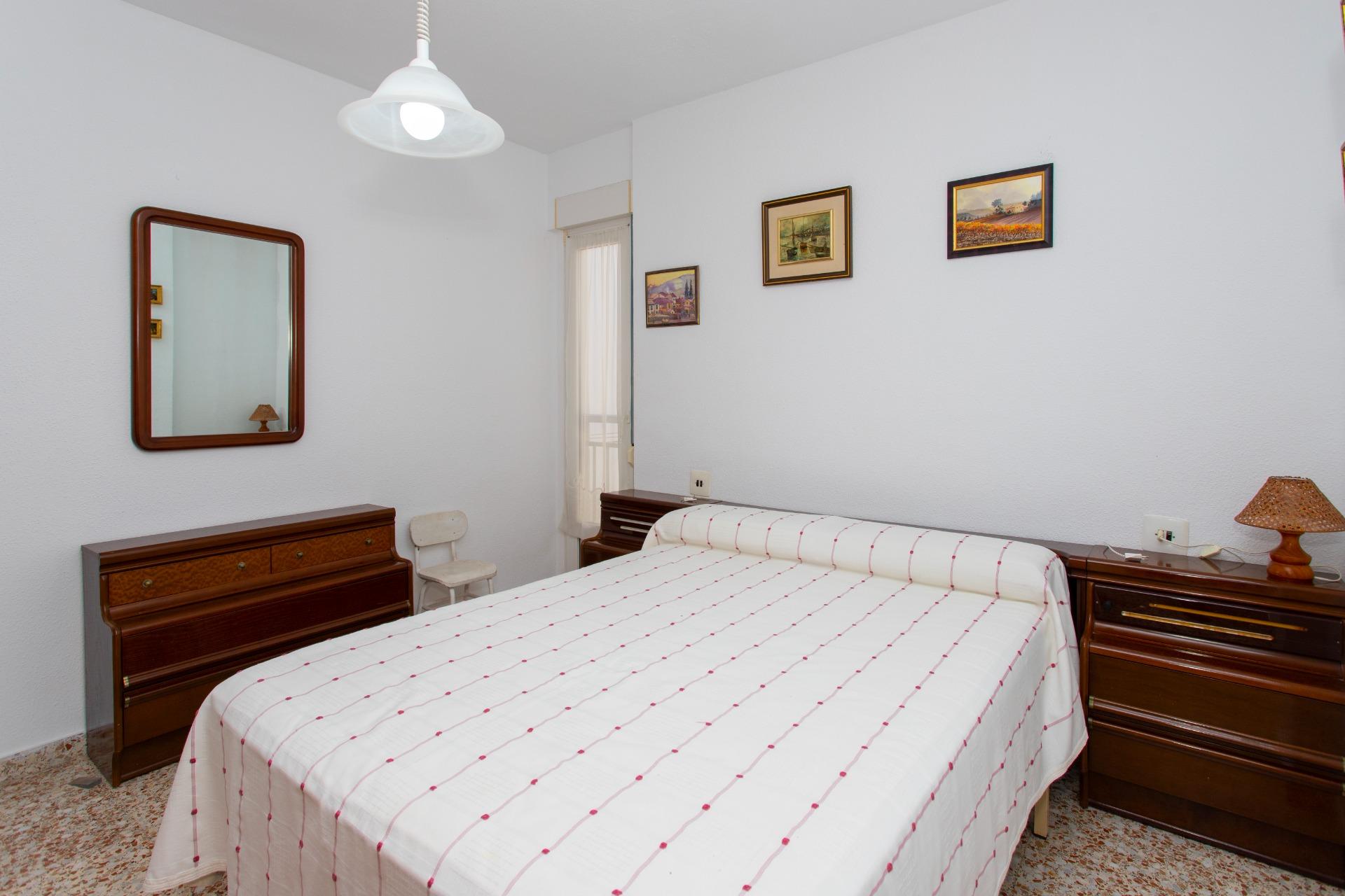 Bedroom with window and tiled floor in penthouse, Playa del Cura, Torrevieja