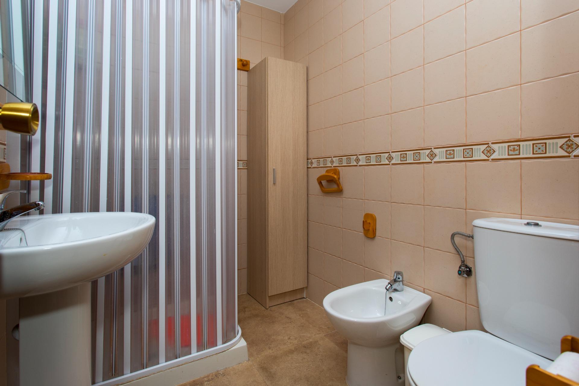 Main bathroom with shower fitting and tiled walls in penthouse, Playa del Cura, Torrevieja