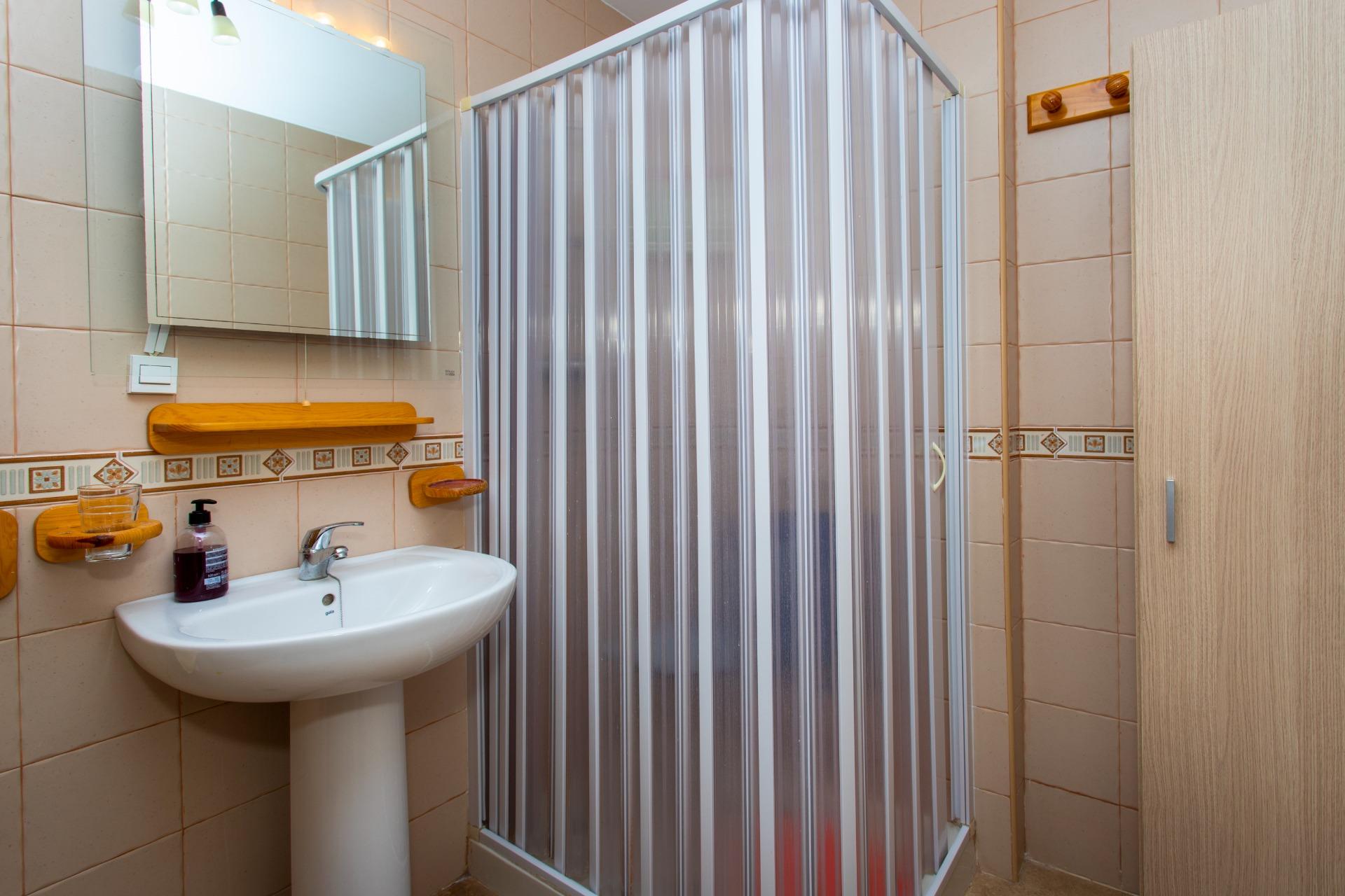 Bathroom with tiled walls and fittings in penthouse, Playa del Cura, Torrevieja