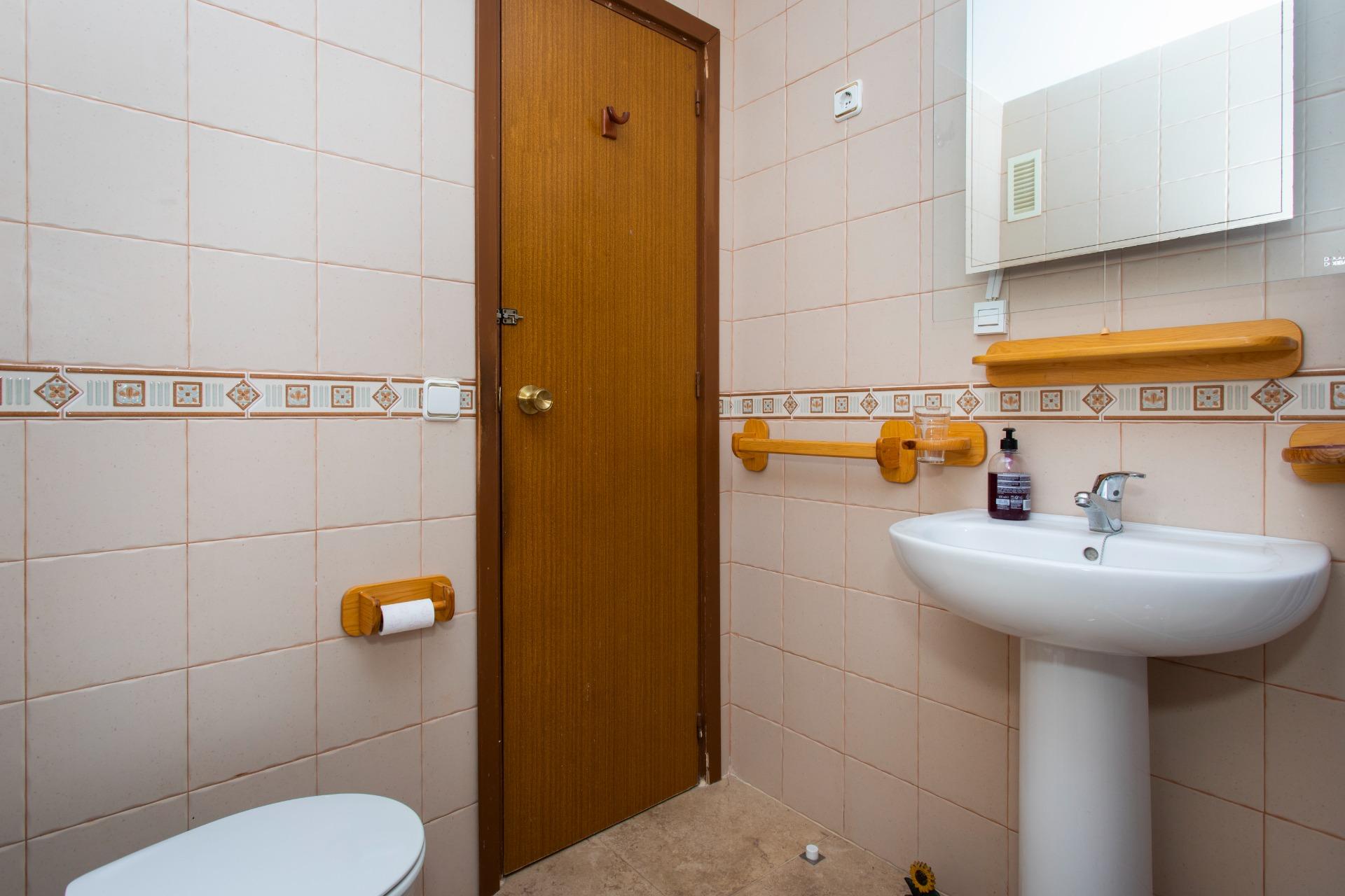 Second bathroom with basin and tiled walls in penthouse, Playa del Cura, Torrevieja