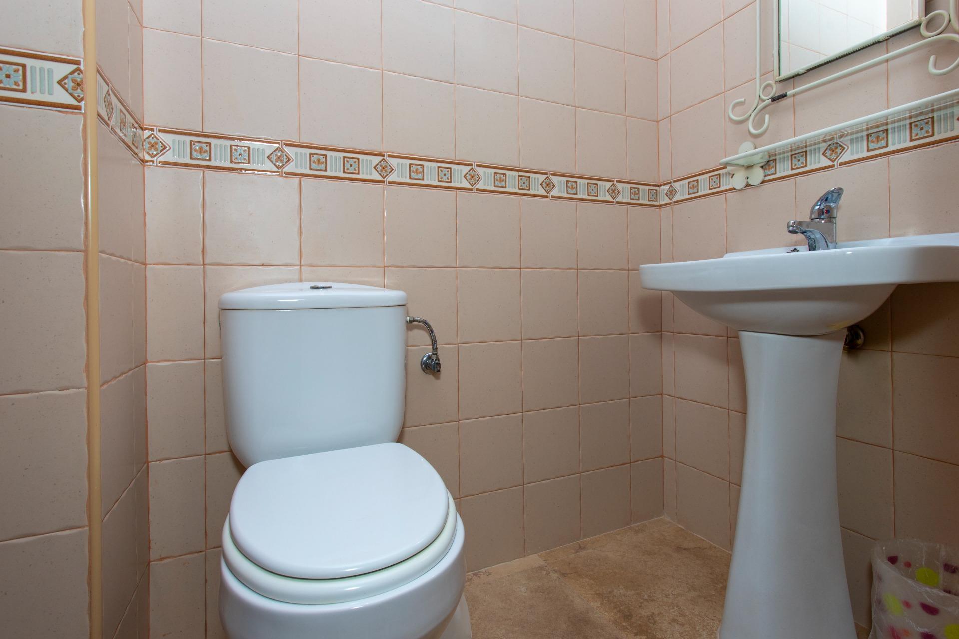 Guest bathroom with basin and tiling in 3-bedroom penthouse, Playa del Cura, Torrevieja