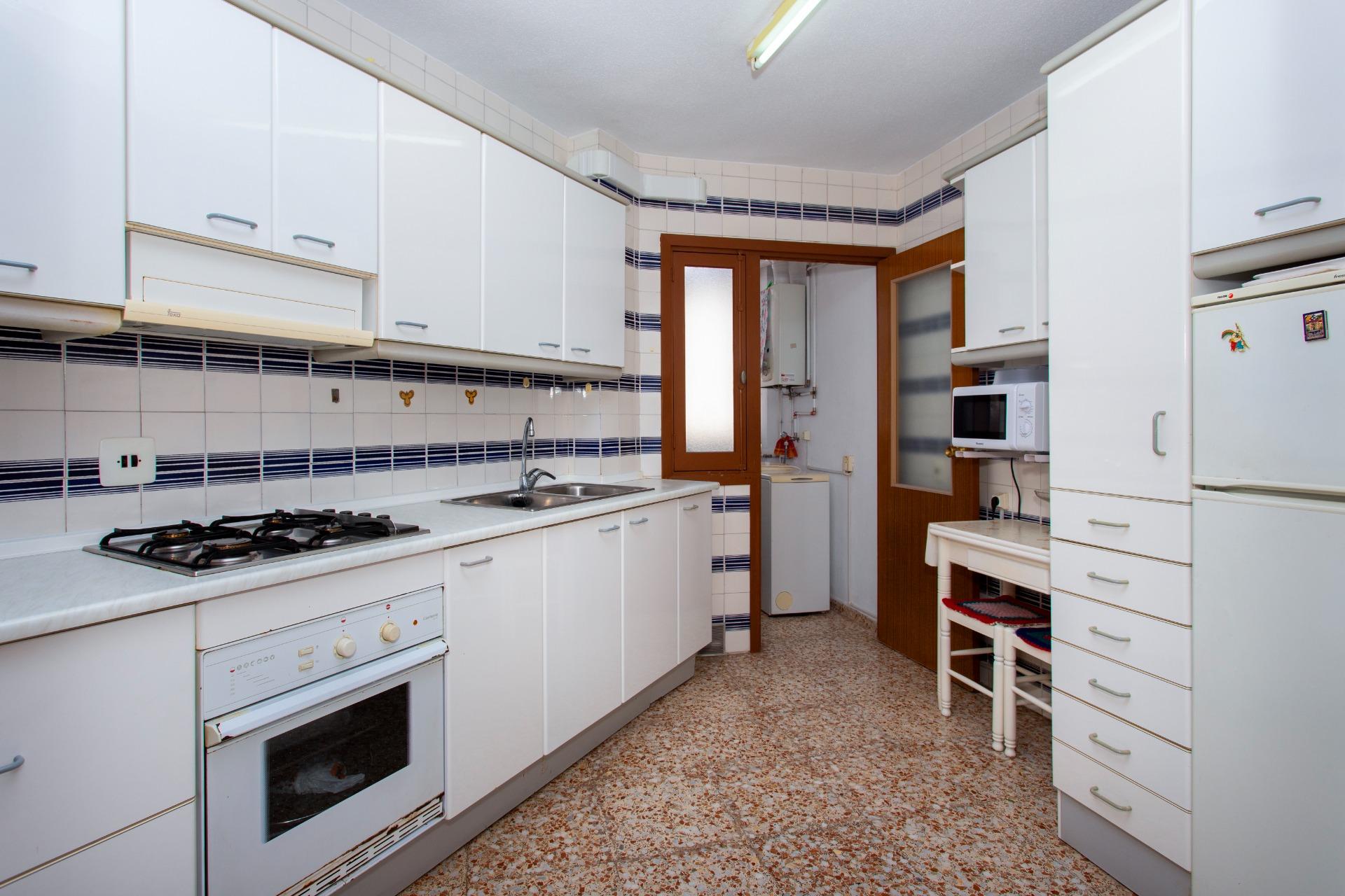 Separate kitchen with fitted units and worktop in penthouse, Playa del Cura, Torrevieja