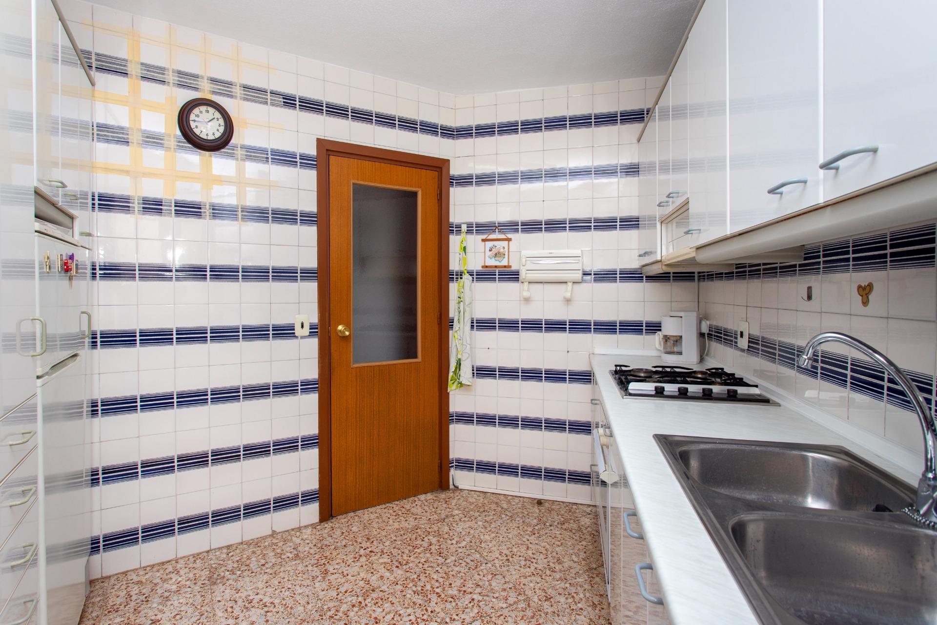 Kitchen layout overview with fitted units in penthouse, Playa del Cura, Torrevieja