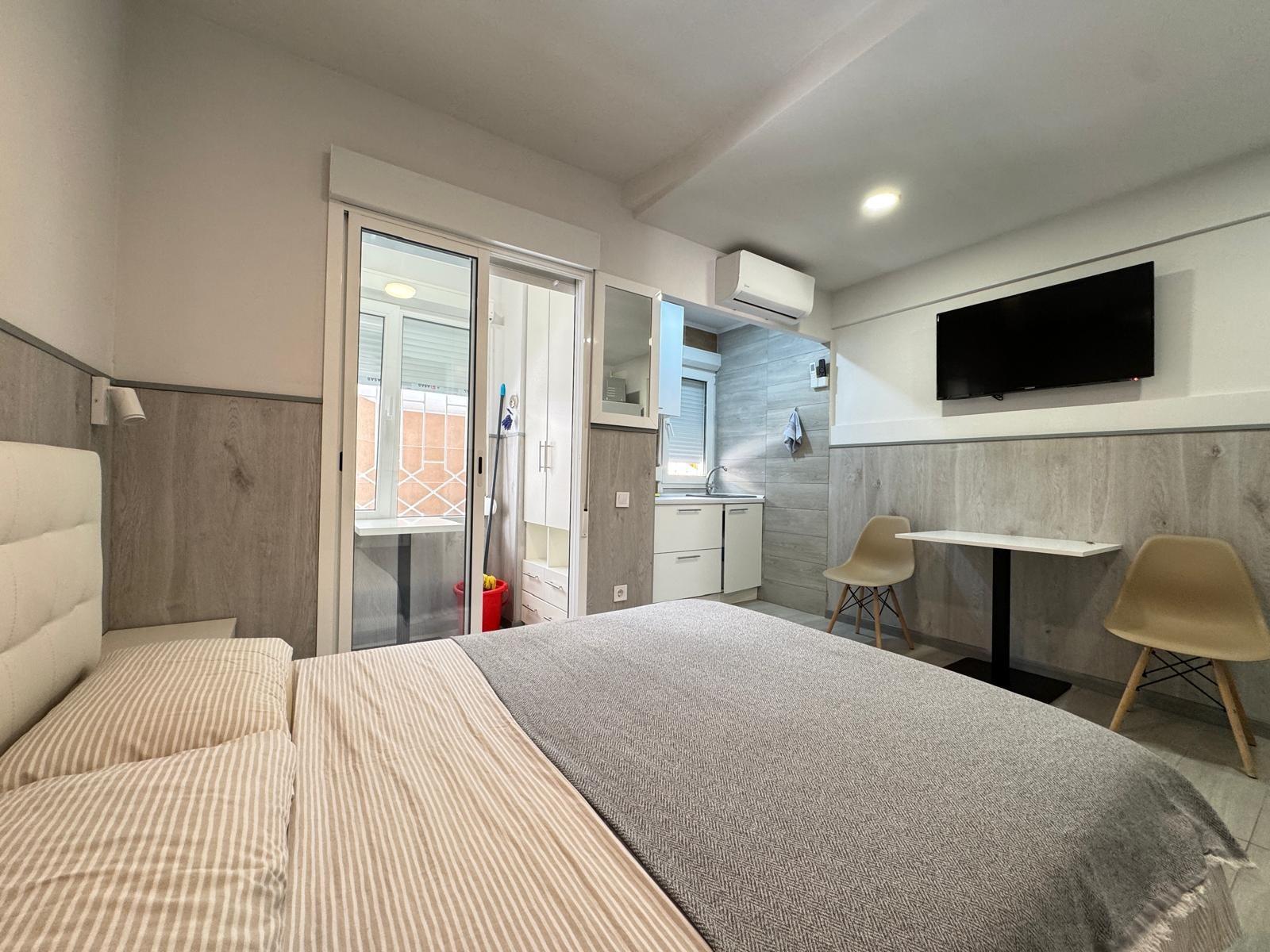 Open-plan living and dining area in studio unit, Playa del Cura, Torrevieja