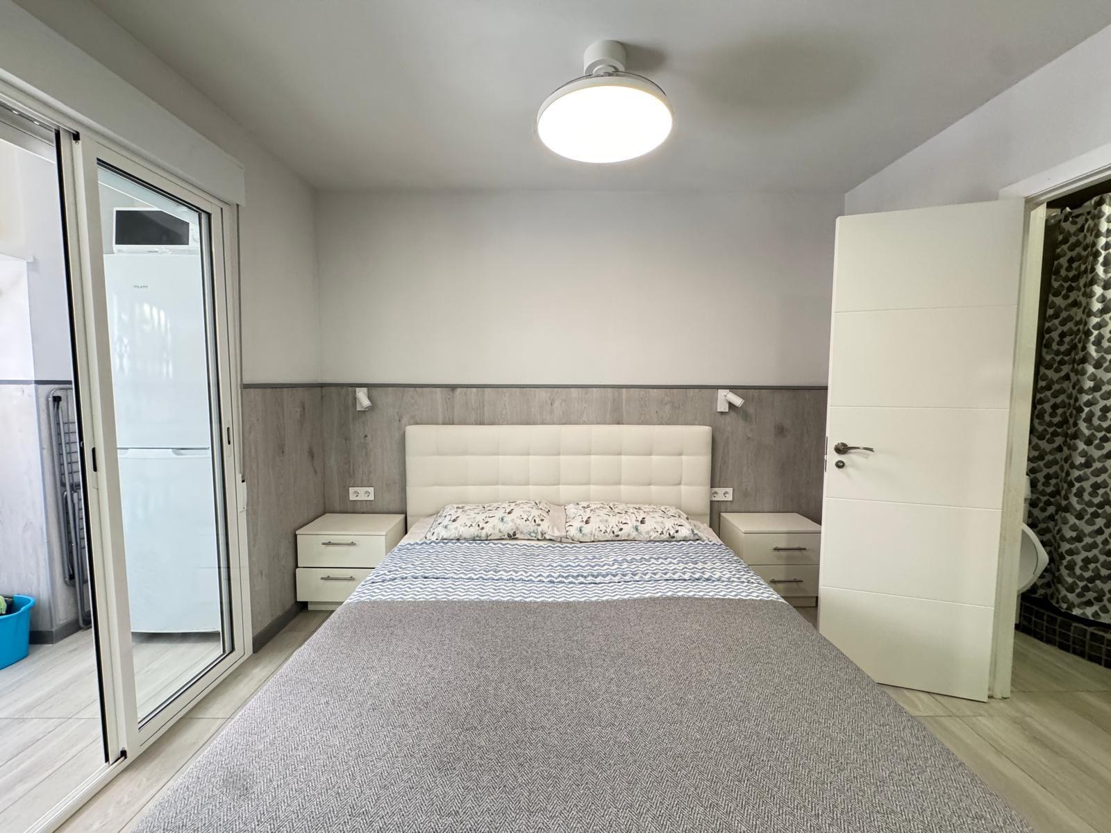 Tiled shower enclosure in bathroom, 2-bedroom apartment, Playa del Cura, Torrevieja