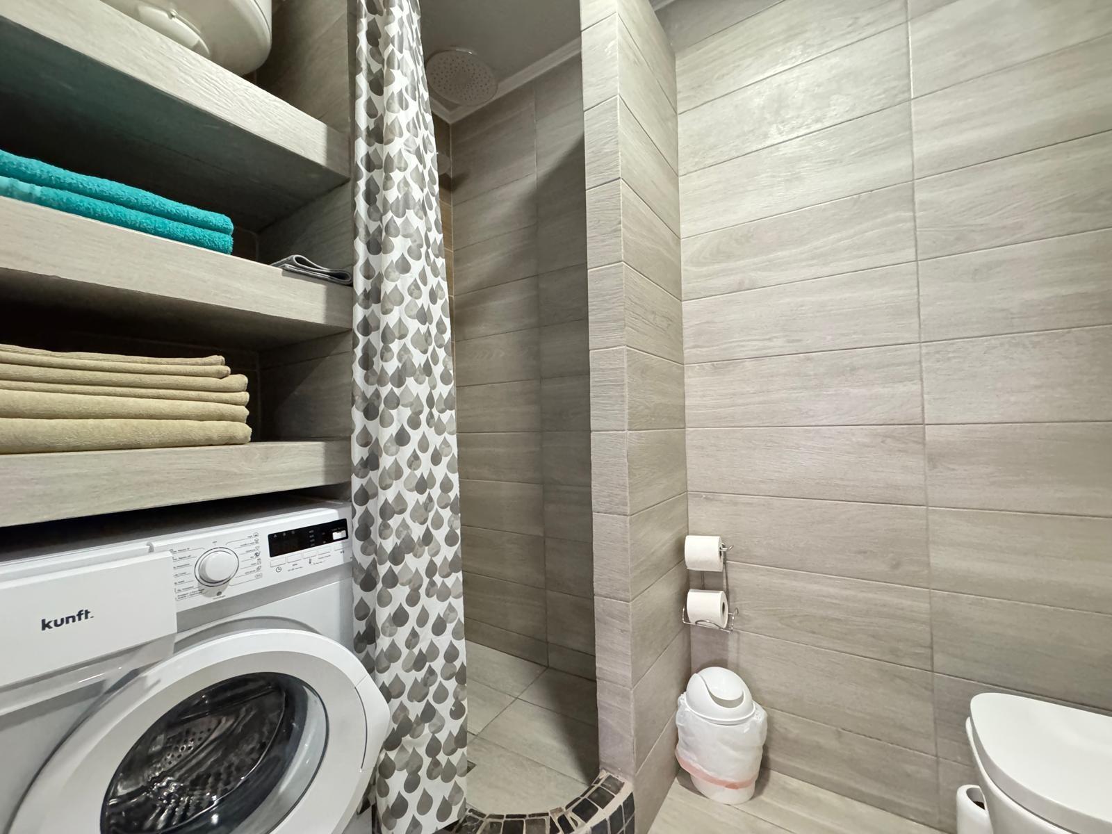 Bedroom with window and floor tiles, 2-bedroom apartment, Playa del Cura, Torrevieja