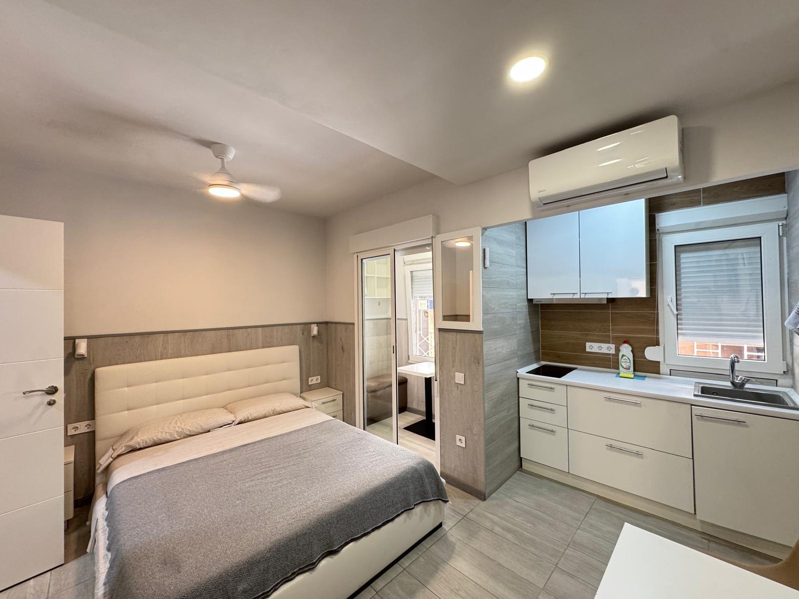 Double bedroom with window in 2-bedroom apartment, Playa del Cura, Torrevieja