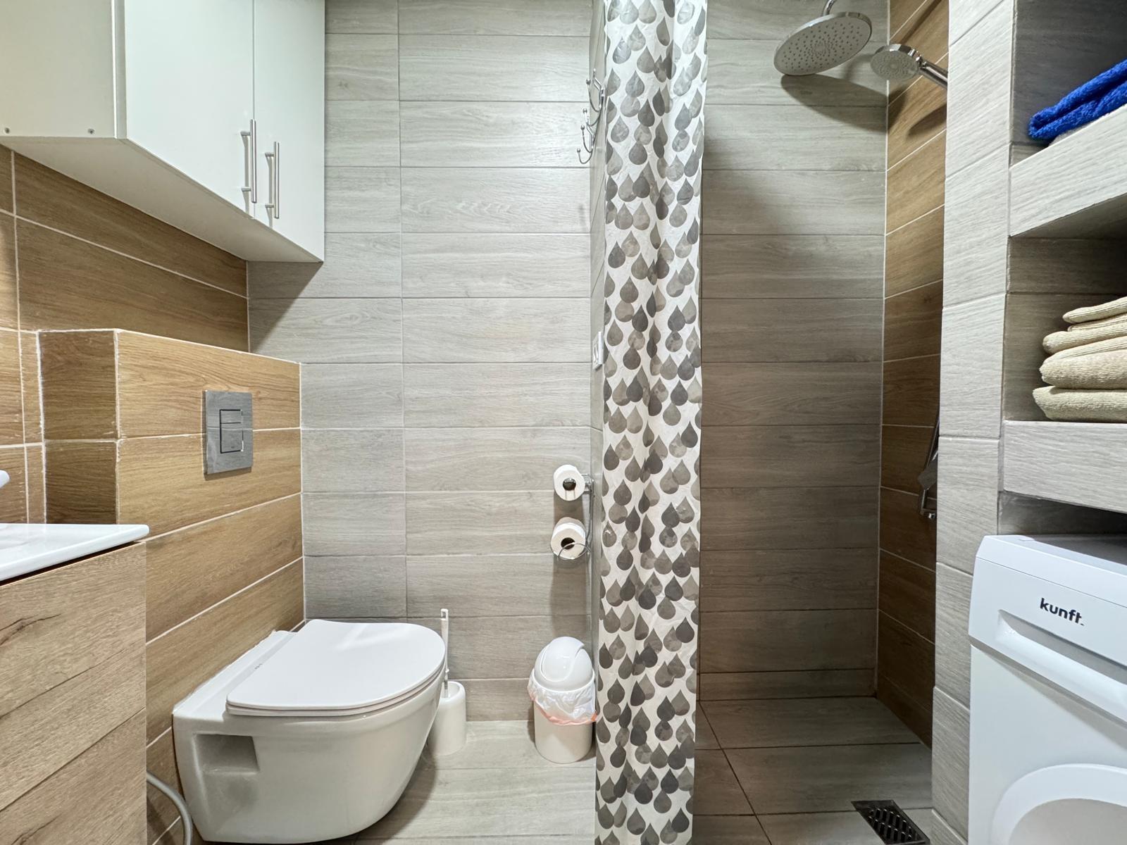 Second tiled bathroom with fittings, 2-bedroom apartment, Playa del Cura, Torrevieja