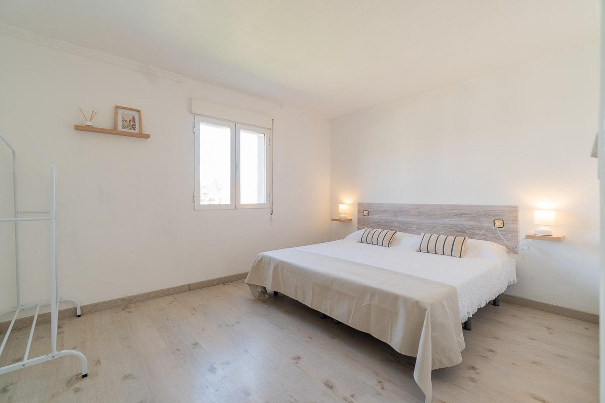 Bedroom interior showing fitted wardrobe doors, Rocío del Mar
