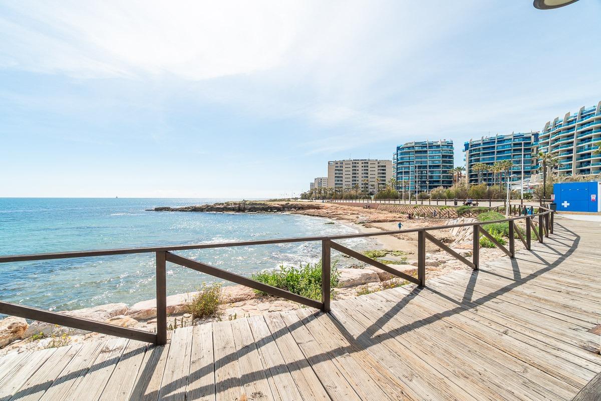 Bathroom with overhead lighting, 2-bedroom apartment in Rocío del Mar