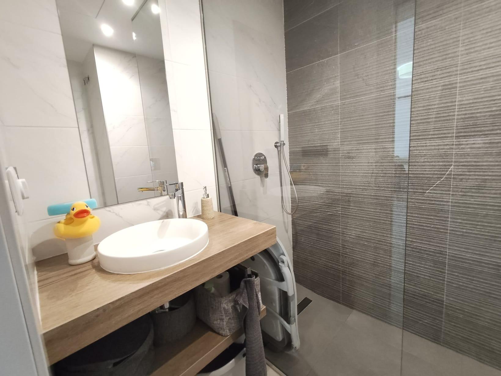 Bathroom with shower enclosure in 2-bedroom bungalow, El Raso, Guardamar Del Segura