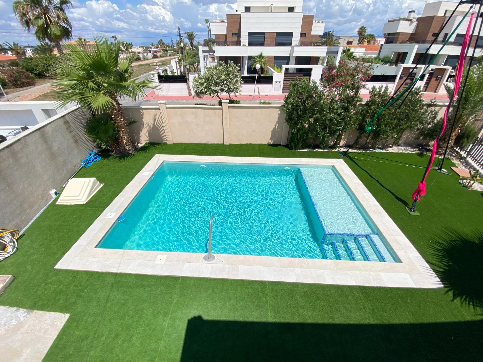 Garden and outdoor area of detached villa on 800m2 plot, Torreta Florida