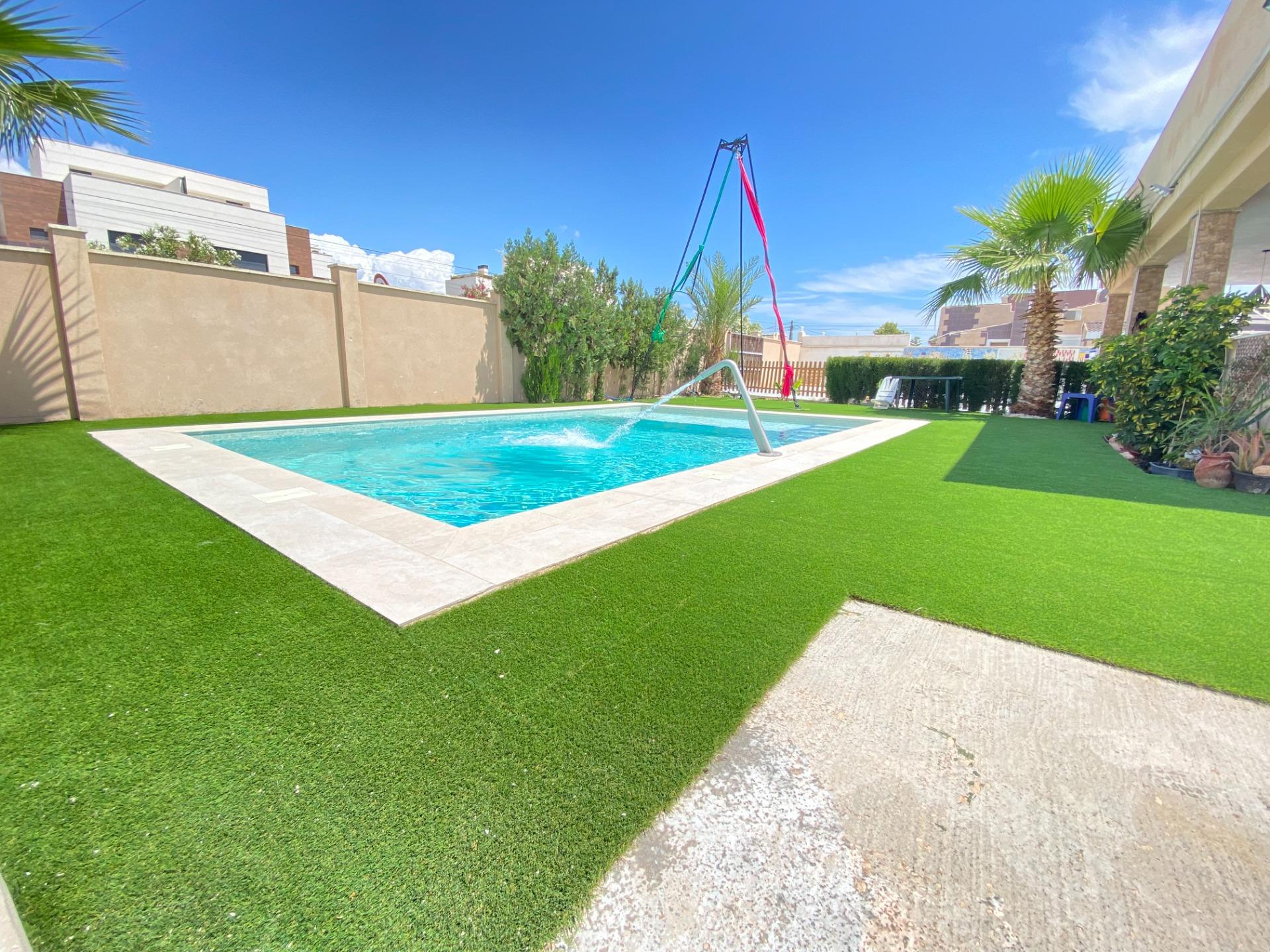 Private swimming pool in garden of single-storey villa, Torreta Florida, Torrevieja