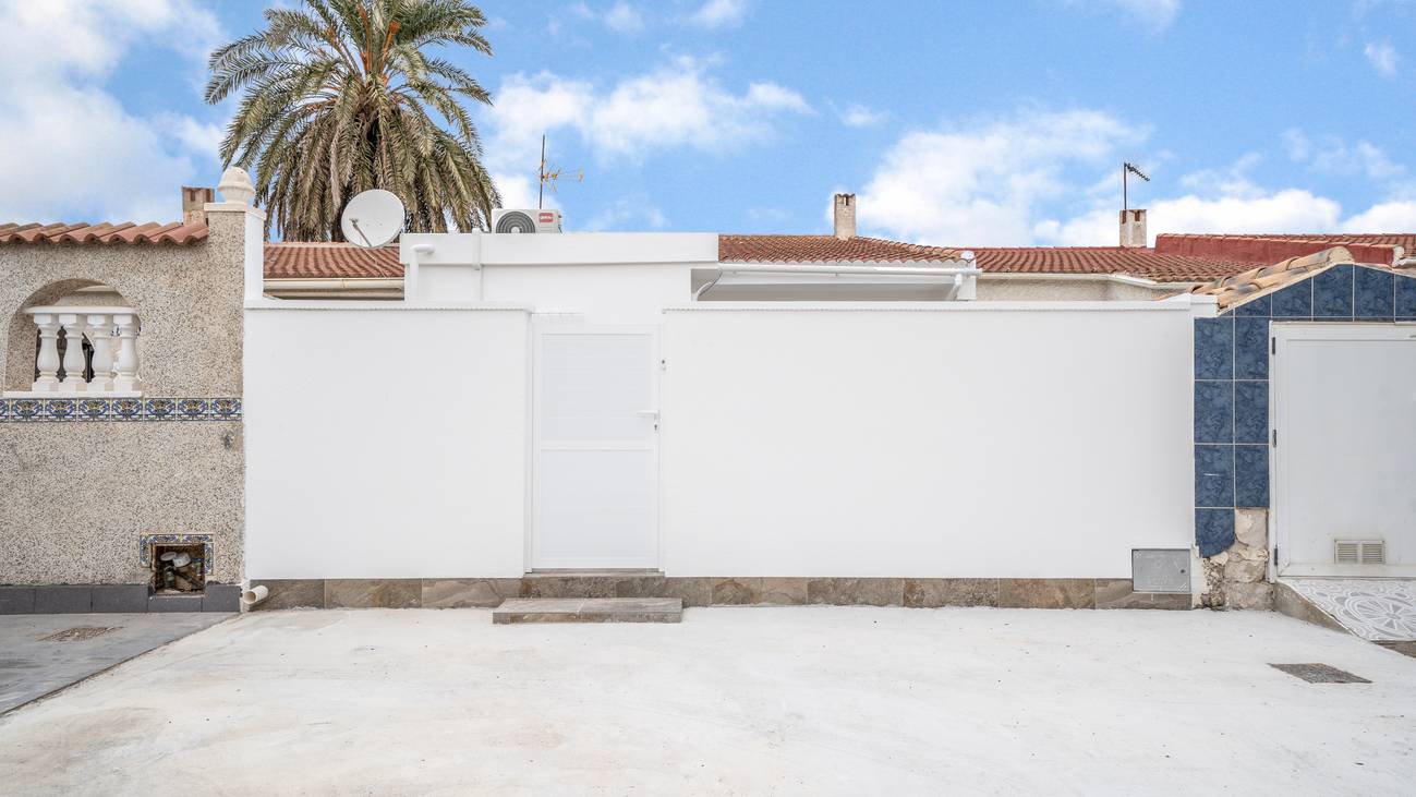 Patio with high rendered boundary walls in ground-floor bungalow, Centro, Torrevieja