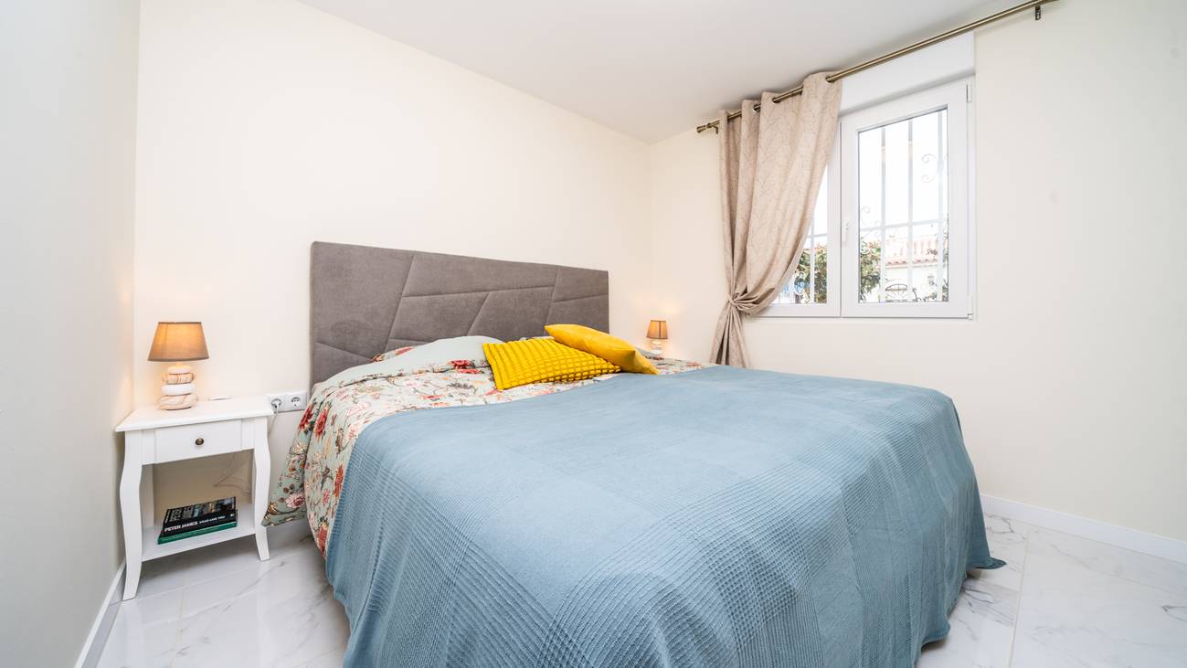 Bedroom with metal roller shutters in 3-bedroom bungalow, Centro, Torrevieja