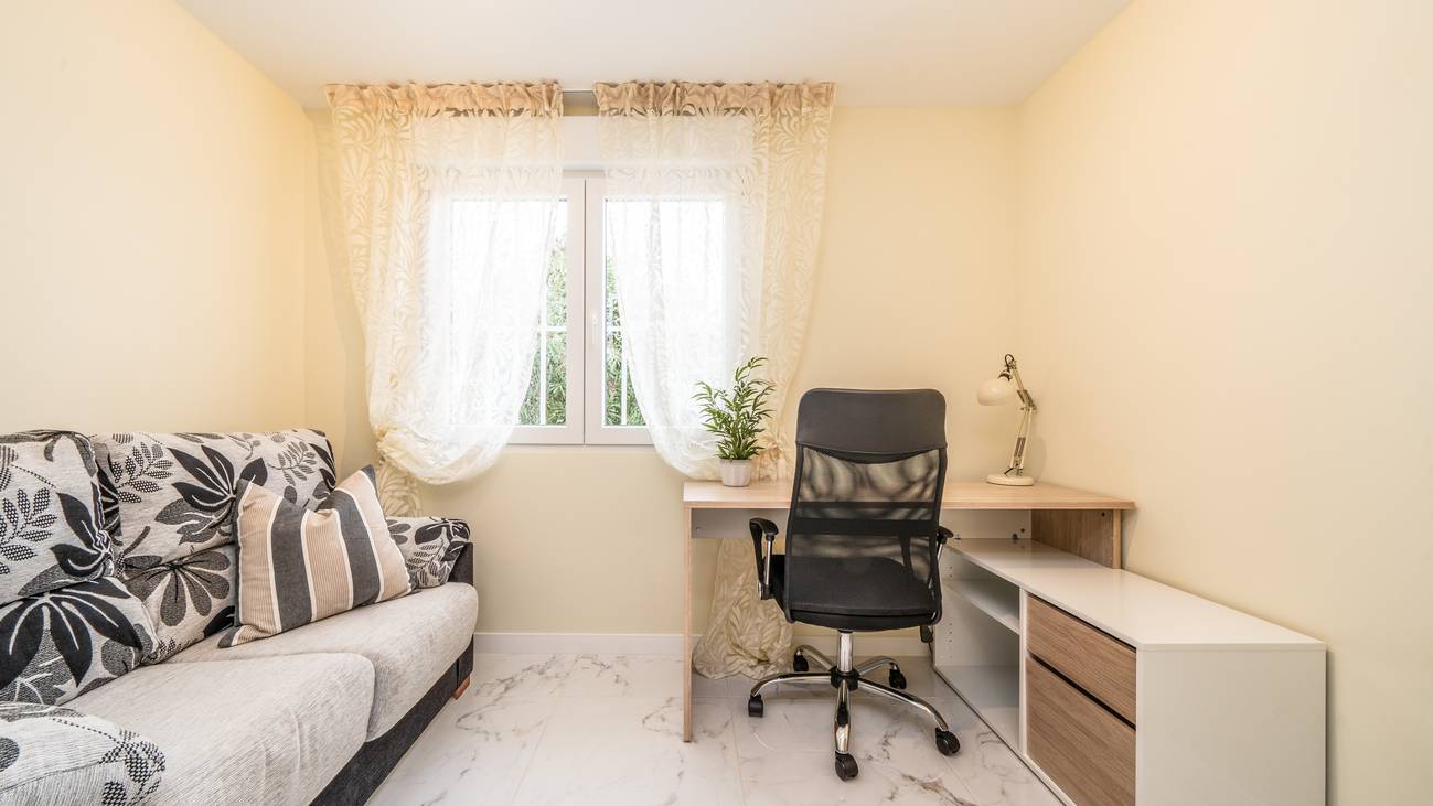 Private enclosed patio with seating in ground-floor bungalow, Centro, Torrevieja