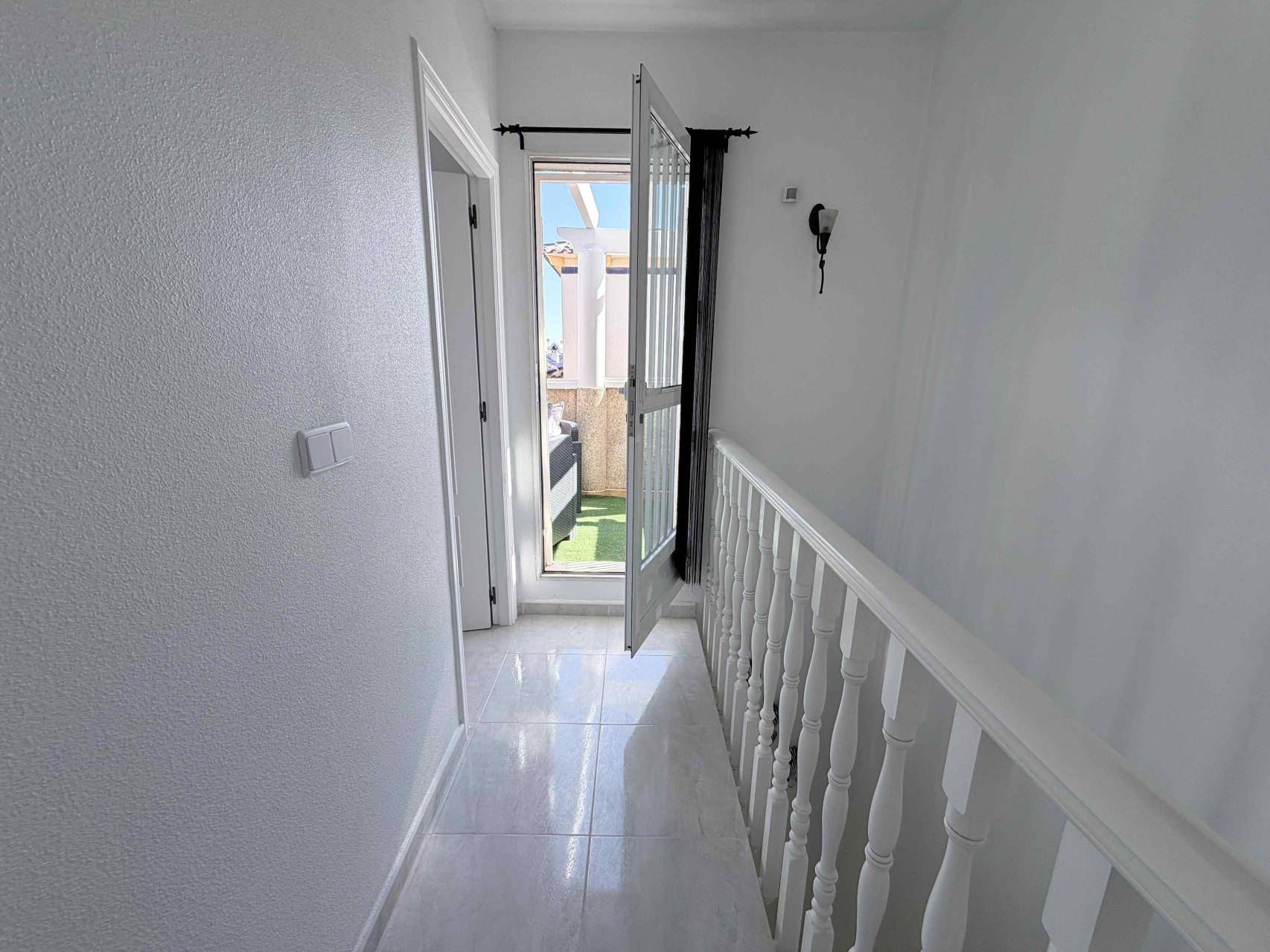 Upper-floor solarium with railings, Los Almendros-La Florida
