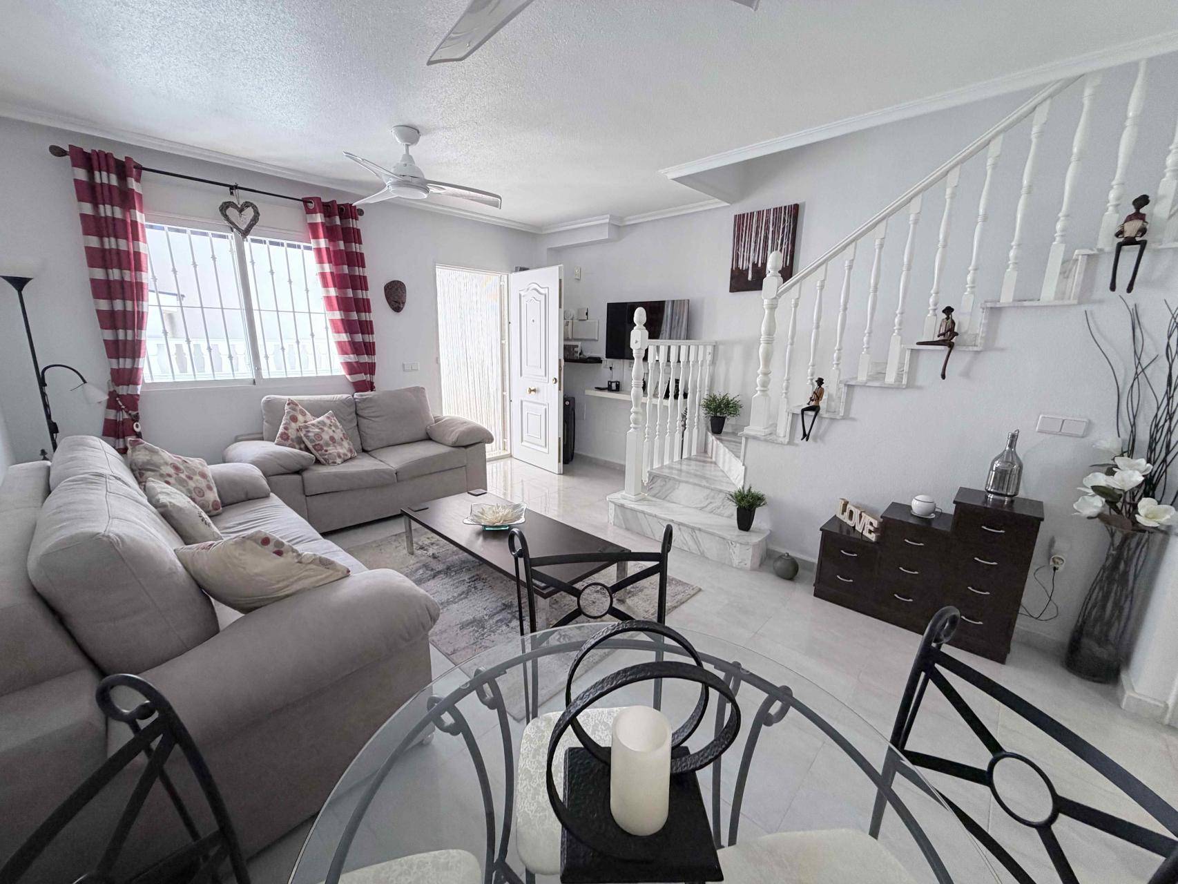 Bathroom with shower enclosure in 3-bedroom villa, Los Almendros-La Florida