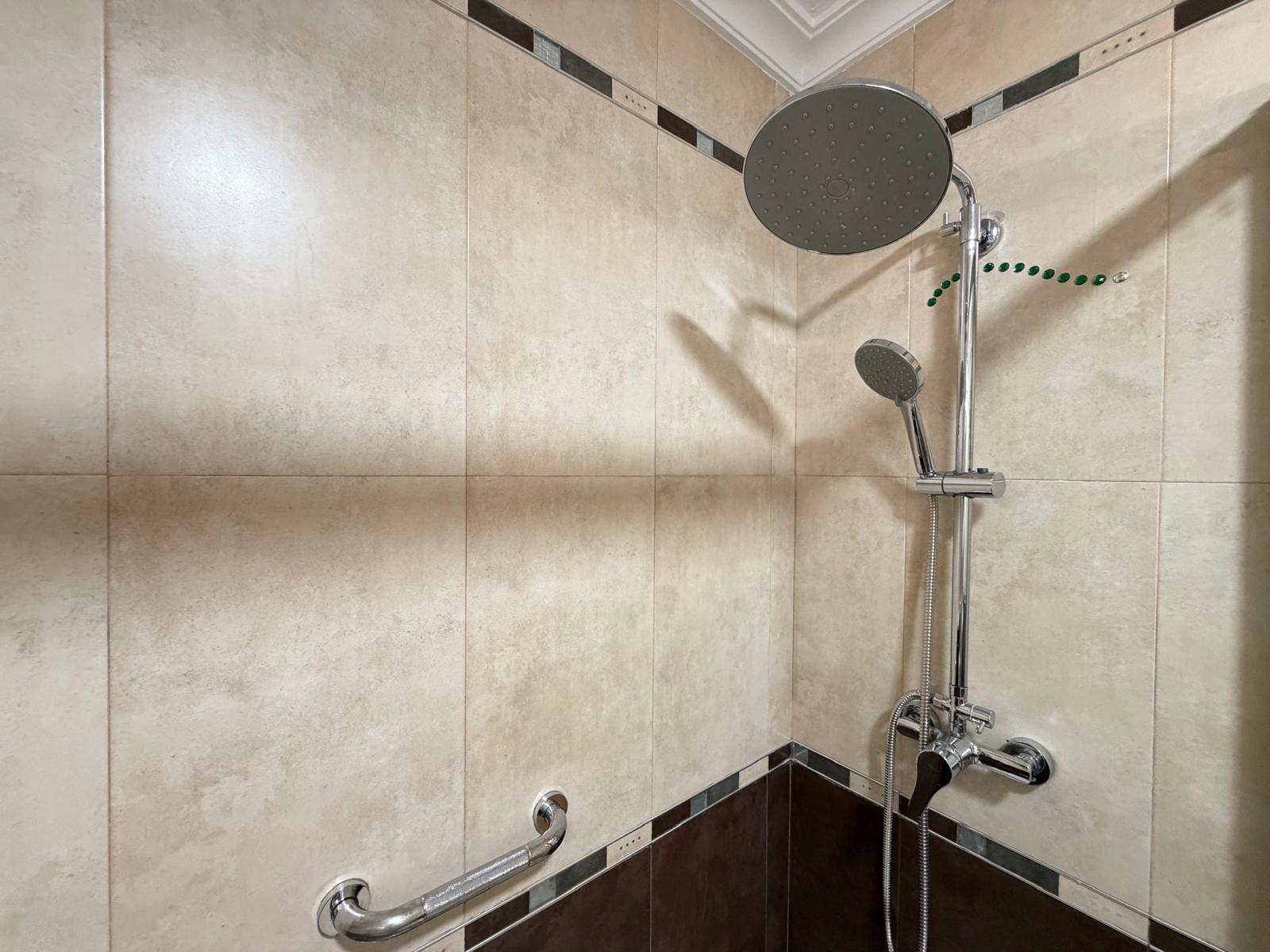 Main bathroom with bath or shower and tiled walls, Playa del Cura apartment