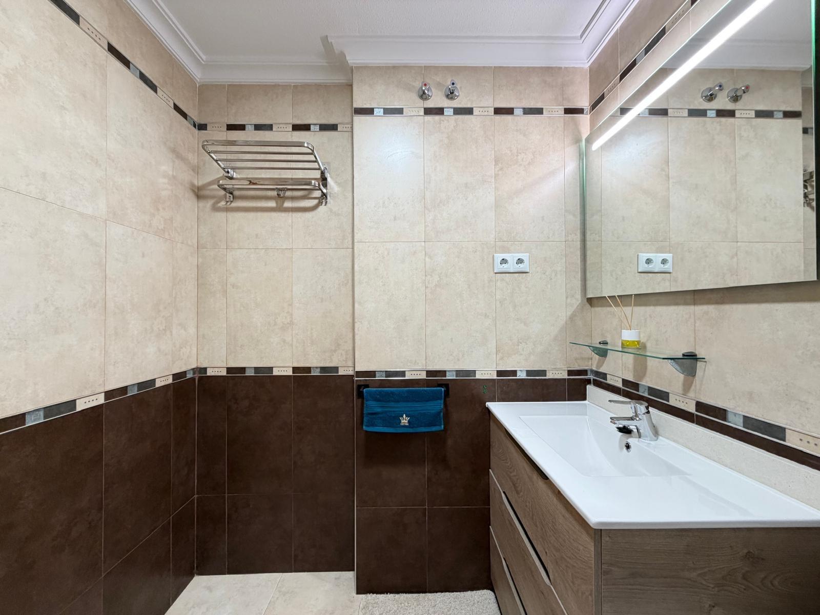 Second bathroom with shower cubicle, 3-bedroom apartment, Playa del Cura