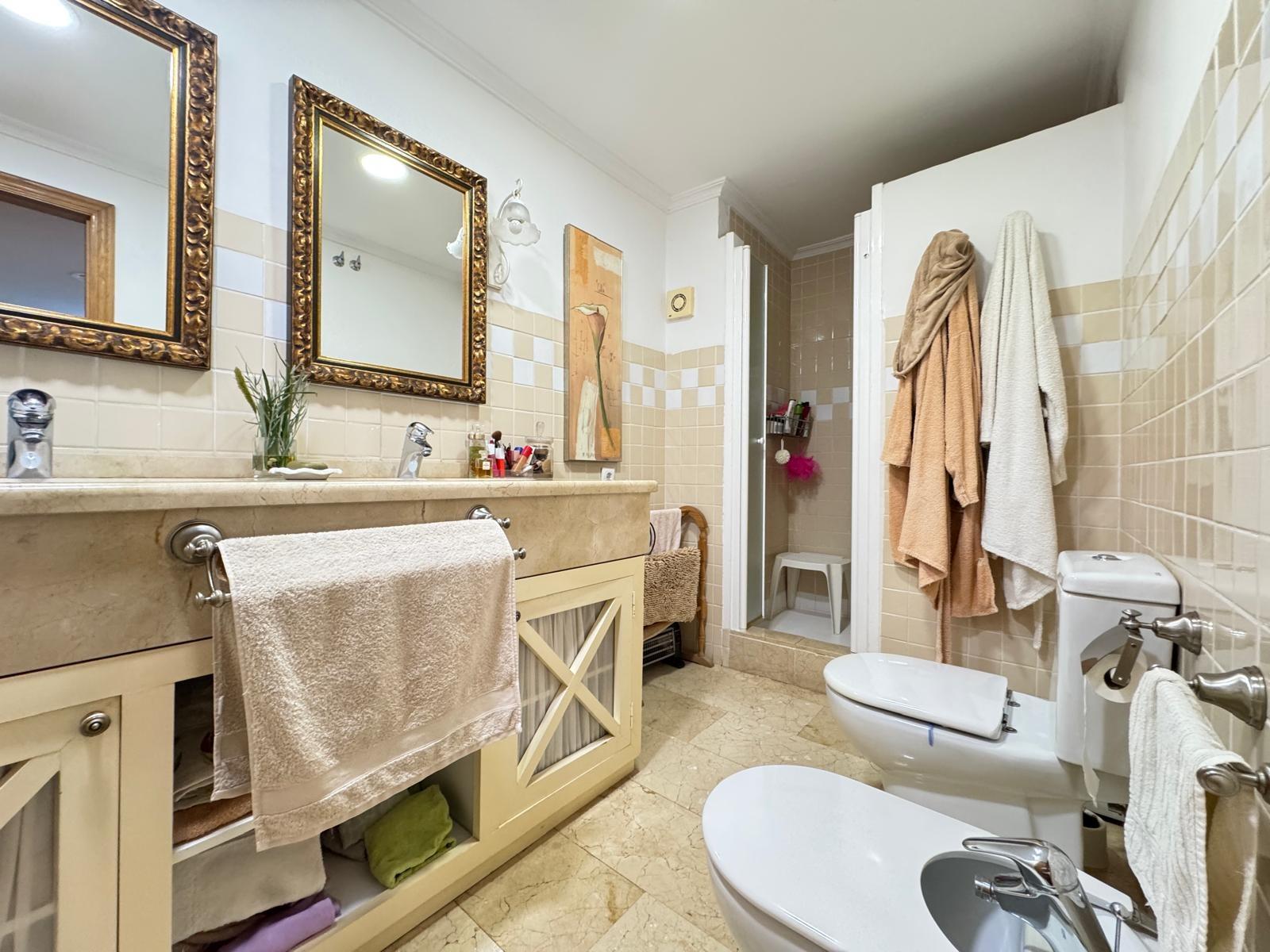Bathroom vanity unit and mirror, Torrevieja Centre apartment