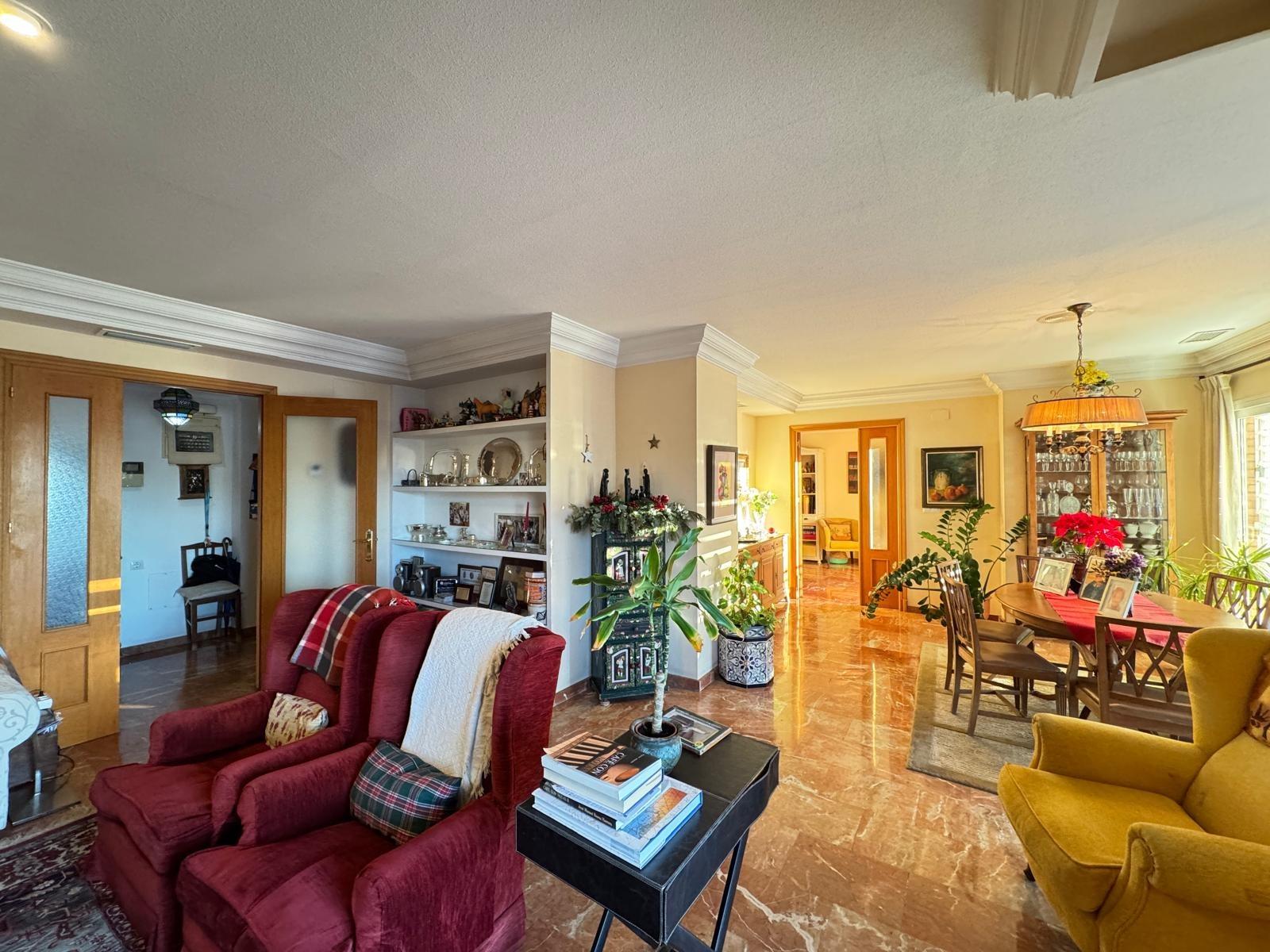 Main bedroom with built-in wardrobes, 4-bedroom apartment, Torrevieja Centre