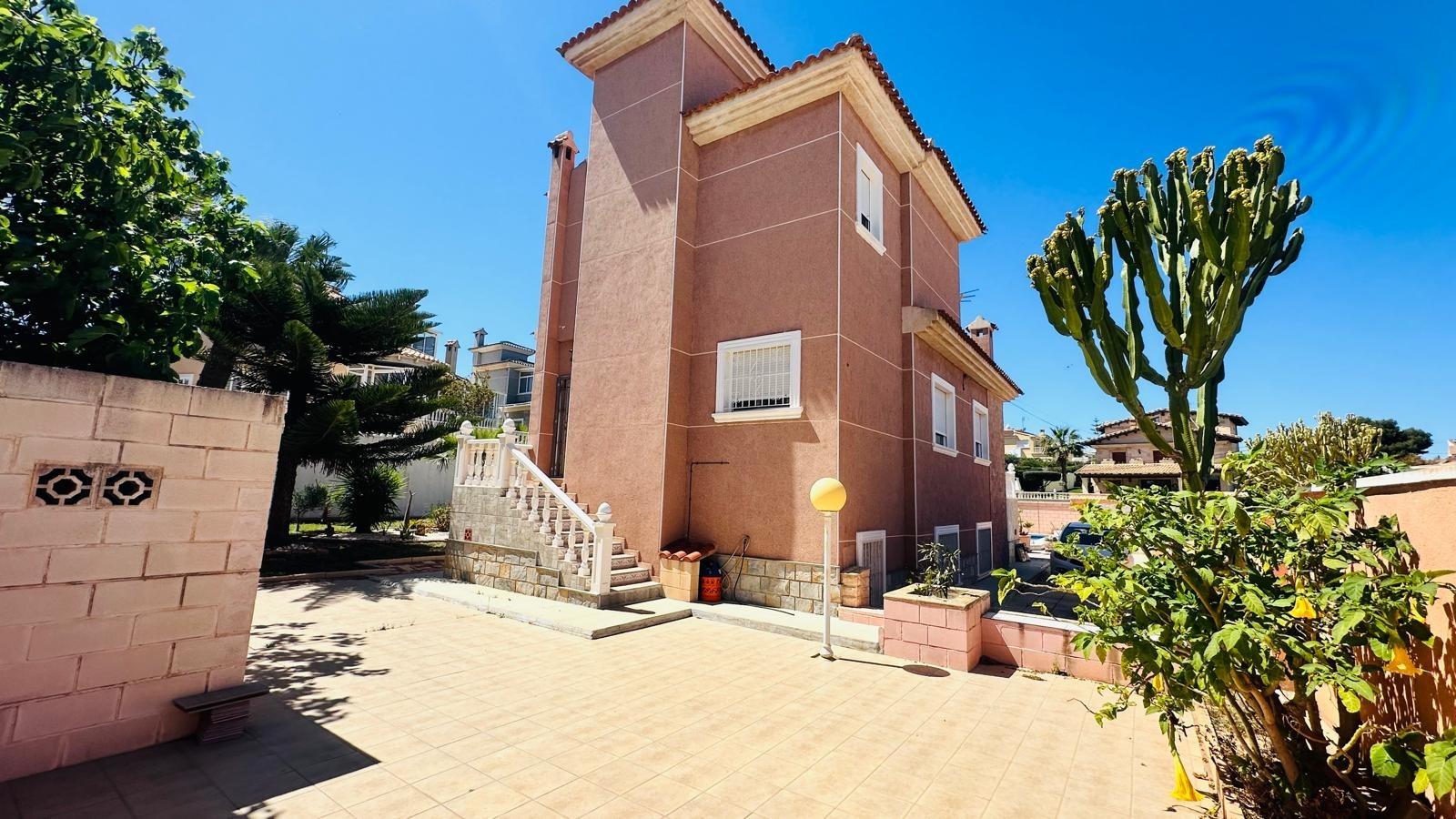 Private swimming pool and surrounding garden of a 3-bedroom villa in Los Balcones, Torrevieja