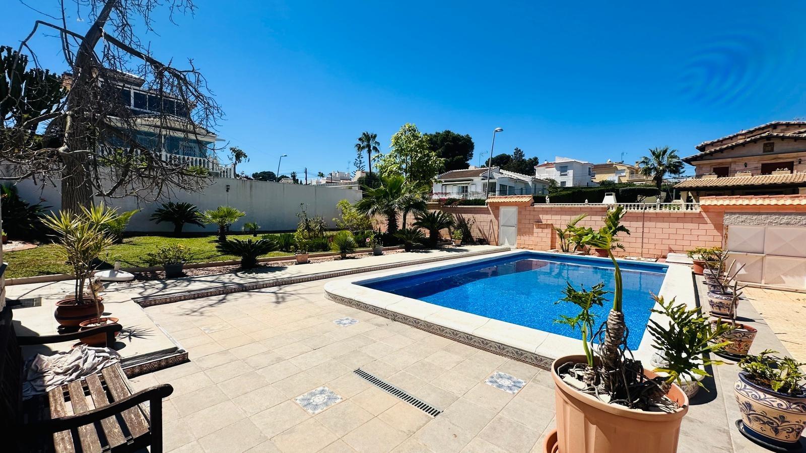Dining area in a 3-bedroom villa in Los Balcones, Torrevieja