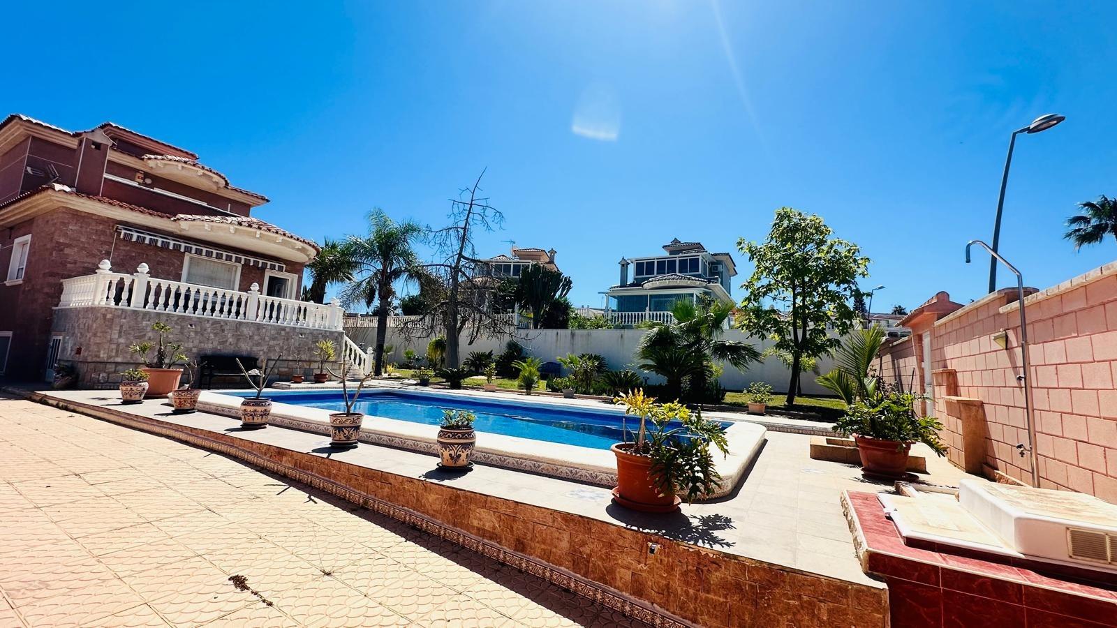 Terrace of a 3-bedroom villa in Los Balcones, Torrevieja with outdoor space