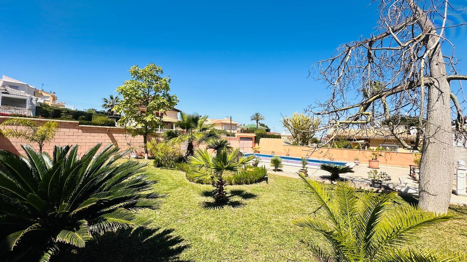 Side elevation of the detached villa in Los Balcones, Torrevieja