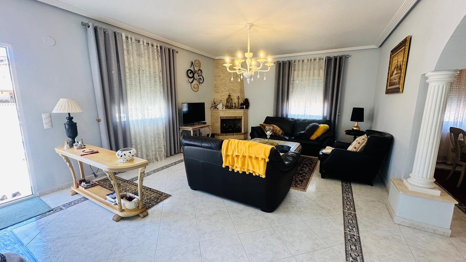 Open-plan kitchen and dining area in a 3-bedroom villa in Los Balcones, Torrevieja