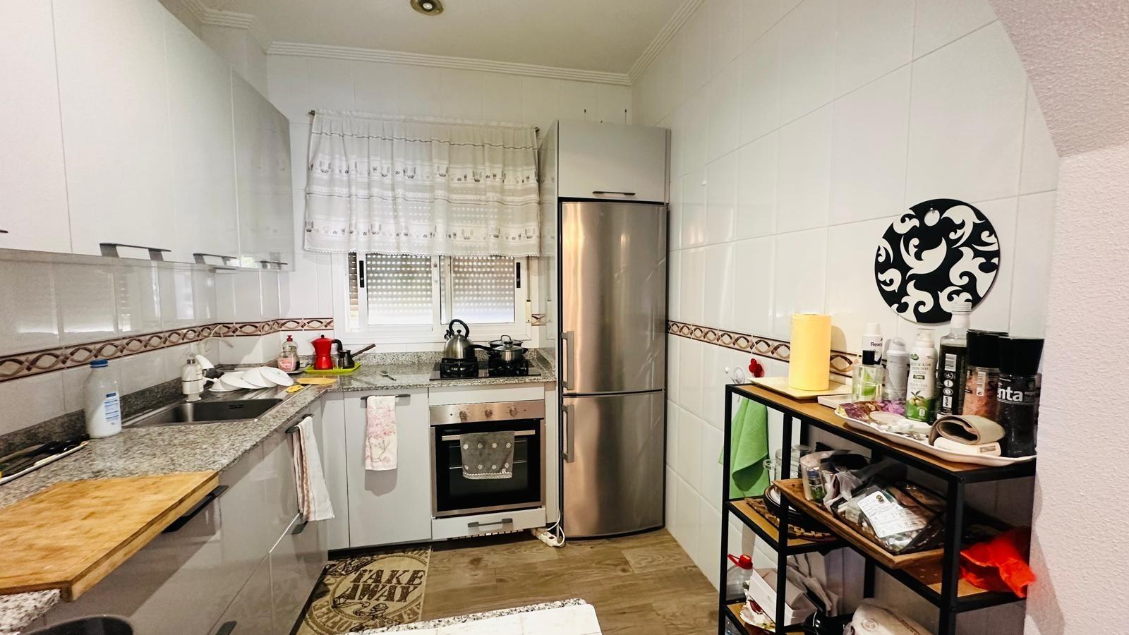 Bathroom with tiled walls in a 3-bedroom villa in Los Balcones, Torrevieja