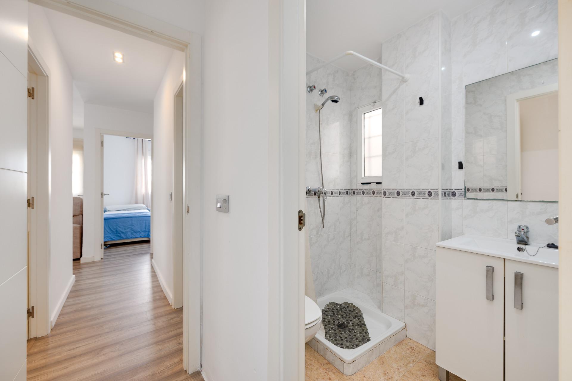 Kitchen worktop and upper storage units, 3-bedroom apartment, Playa de los Locos, Torrevieja
